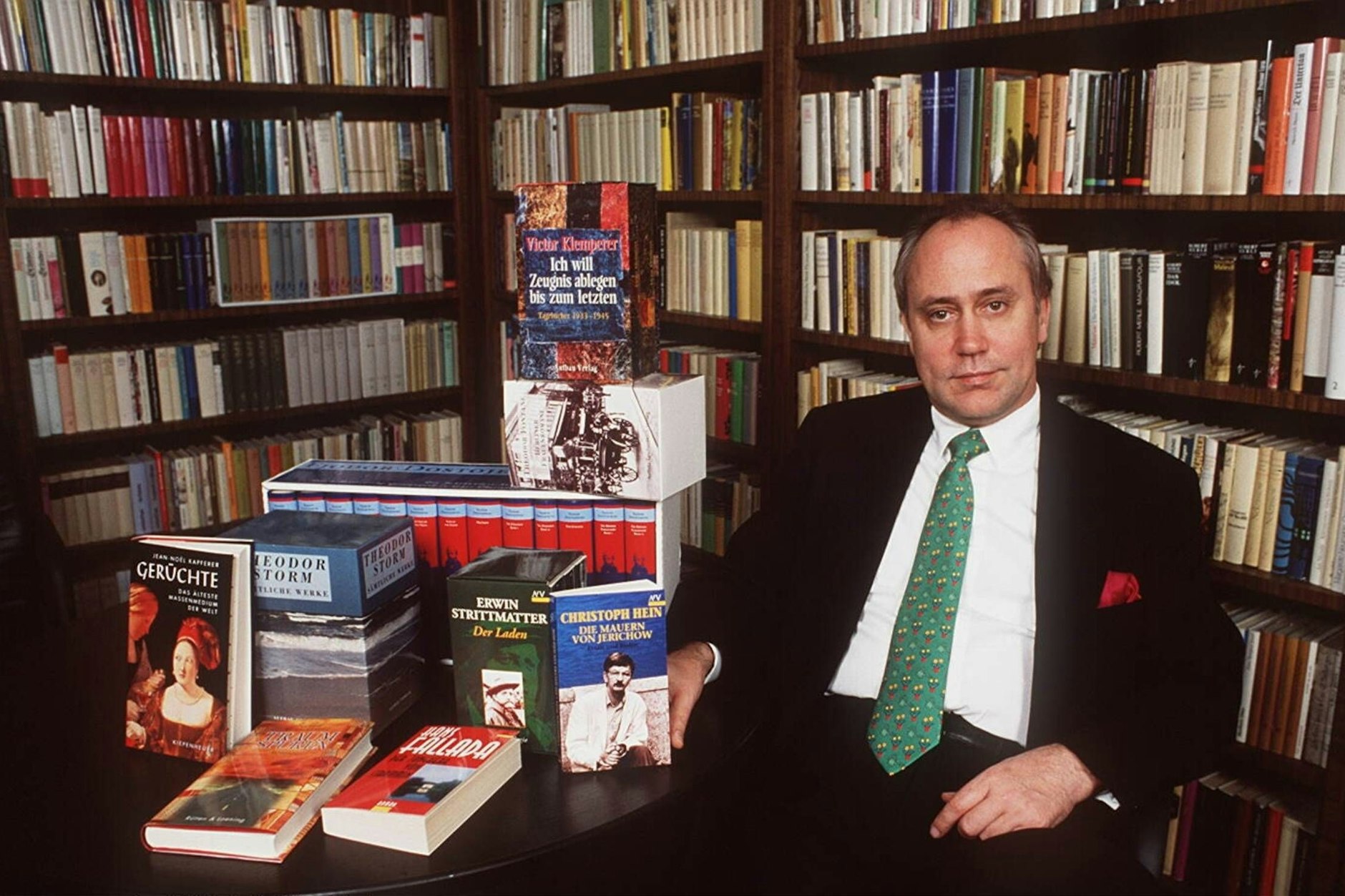 Der Immobilienunternehmer Bernd F. Lunkewitz kaufte den Aufbau-Verlag 1991 von der Treuhand, die ihn nach seinen Recherchen gar nicht hätte verkaufen dürfen. Bis 2008 blieb er dem Verlag treu.