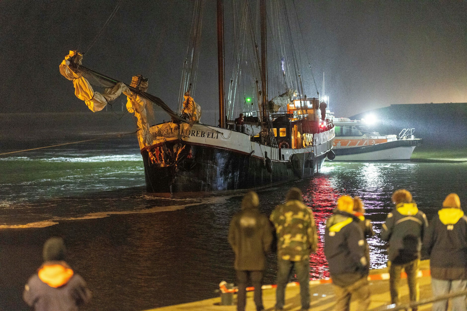 Das historische Segelschiff ist nach der Kollision am Bug beschädigt. 25 Potsdamer Schüler waren an Bord der „Storebaelt“, fünf von ihnen wurden verletzt.