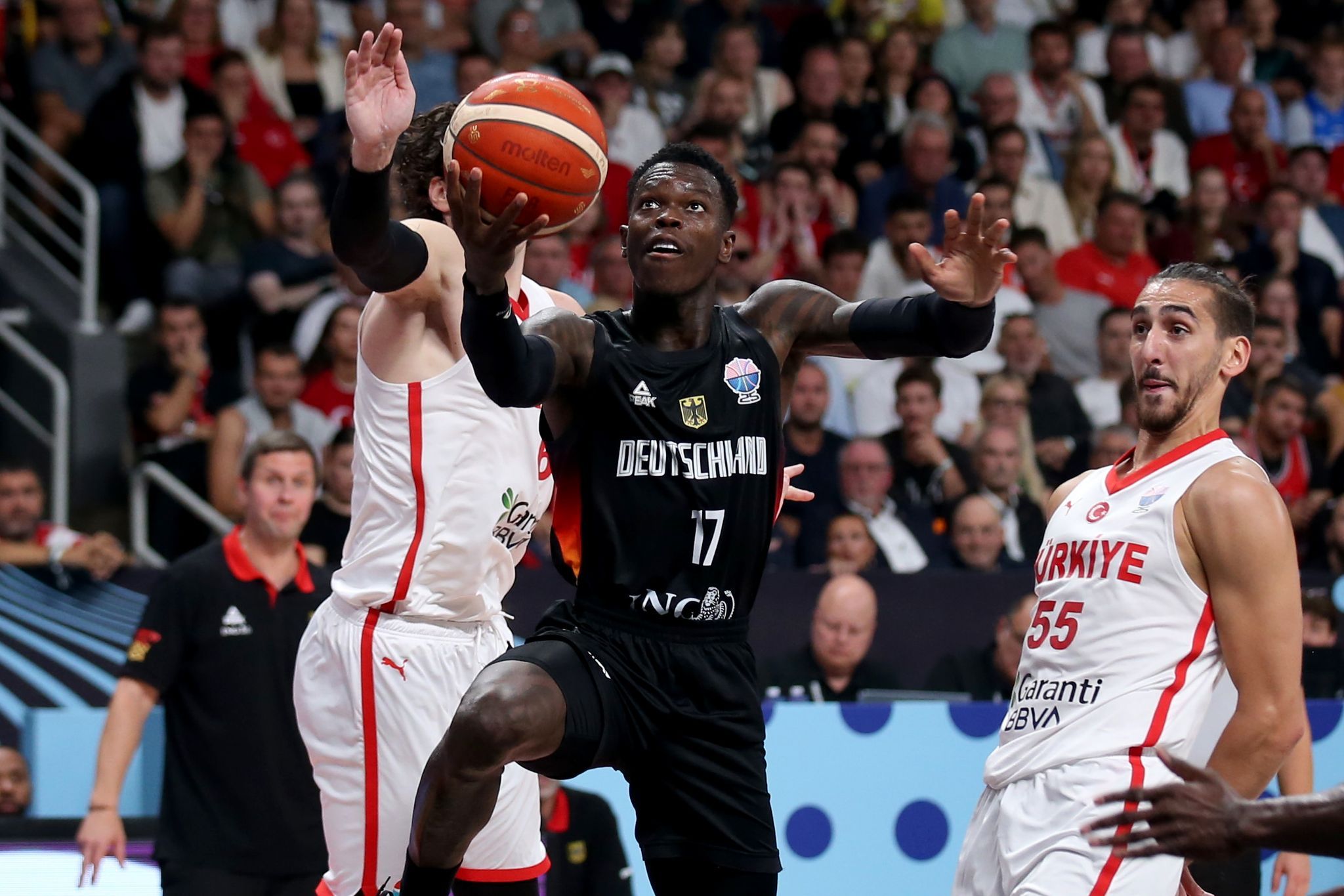 Image - Erst Tränen, dann Dusche: Dennis Schröder führt Deutschland zum EM-Titel