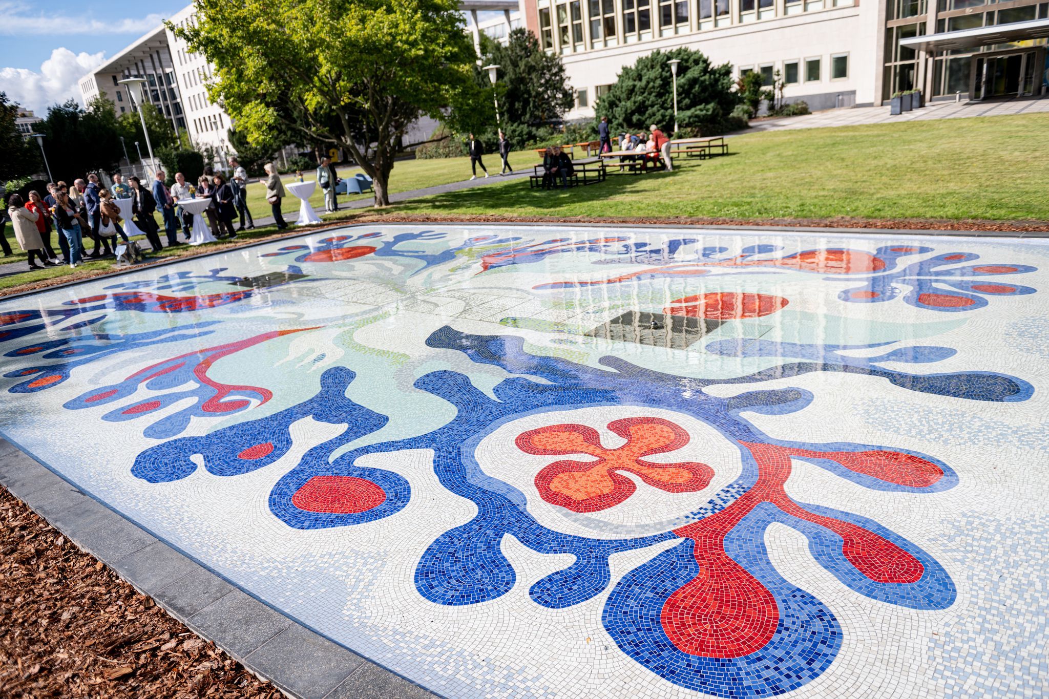 Image - In Berlin-Mitte: Mosaikbrunnen aus DDR-Zeiten sprudelt wieder