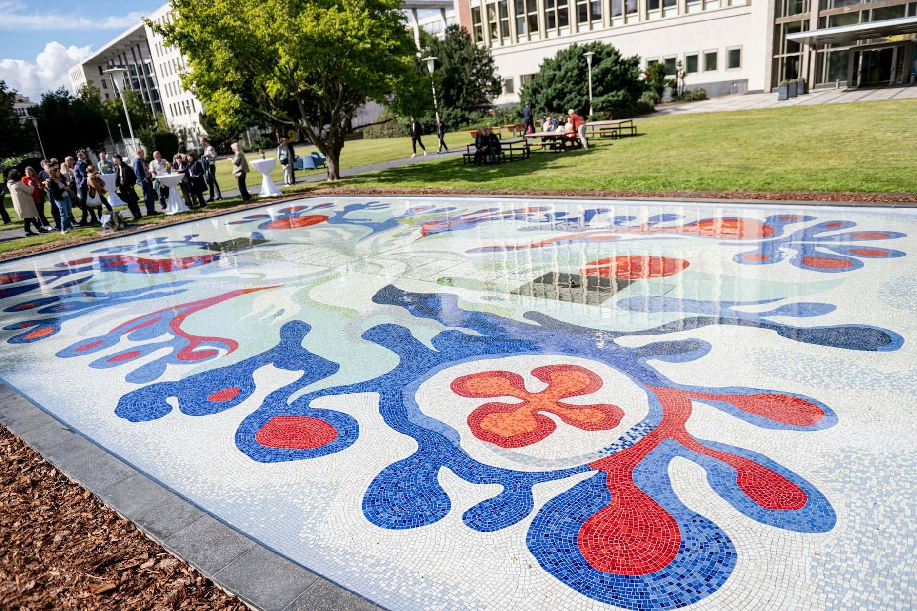 Der kunstvolle Glasmosaikbrunnen der Künstlerin Ortrud Lerch im Garten des ehemaligen DDR-Staatsratsgebäudes. Nach 25 Jahren ist er wieder in Betrieb.