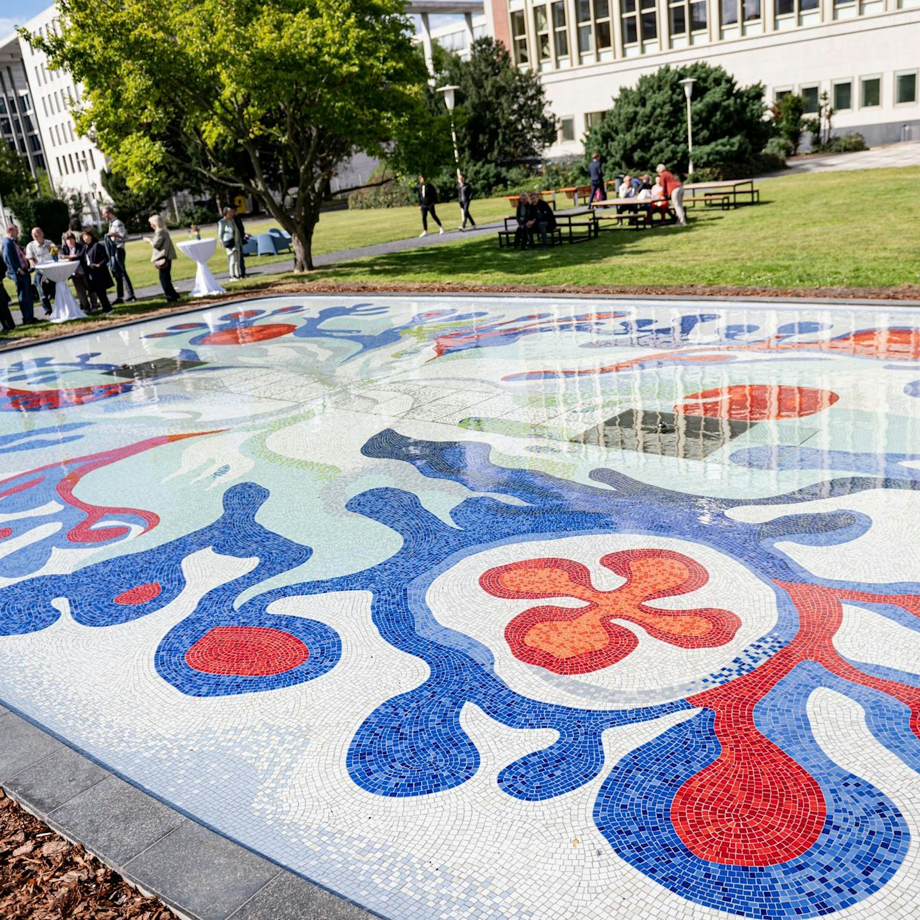 In Berlin-Mitte: Mosaikbrunnen aus DDR-Zeiten sprudelt wieder