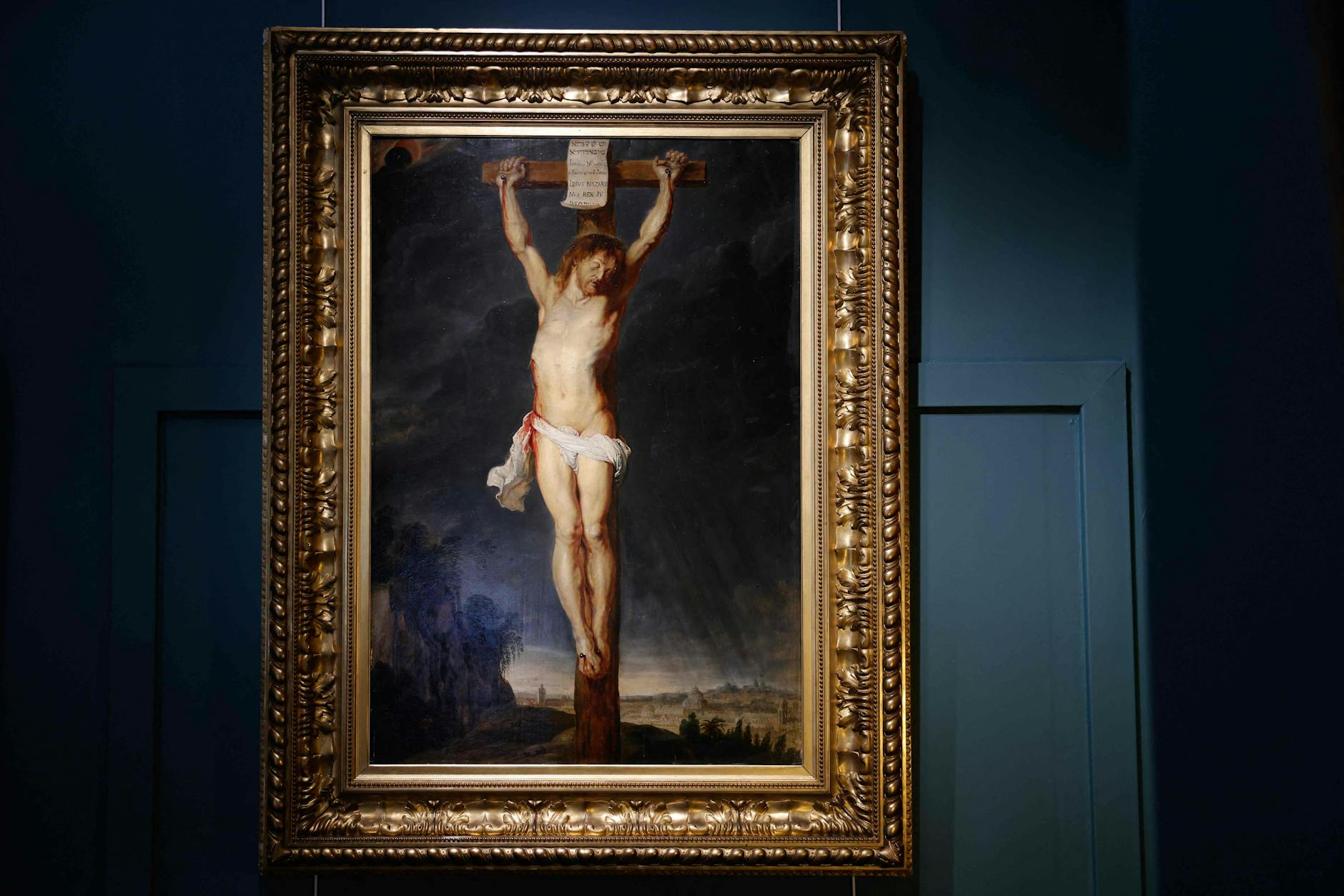 Das Gemälde „Christus am Kreuz“ von Rubens, ausgestellt im Auktionshaus Osenat in Fontainebleau südlich von Paris