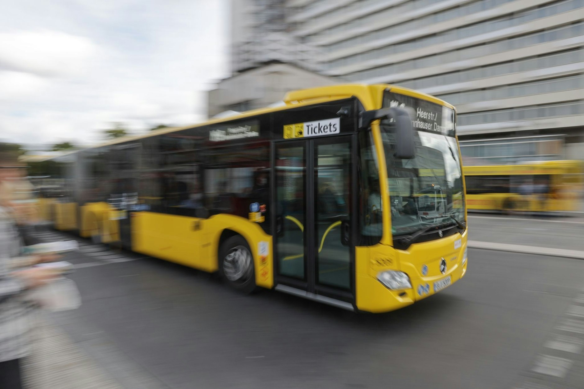 Symbolfoto BVG-Bus: Ein Busfahrer ist von einem Fahrgast attackiert und mit einem Messer verletzt worden.