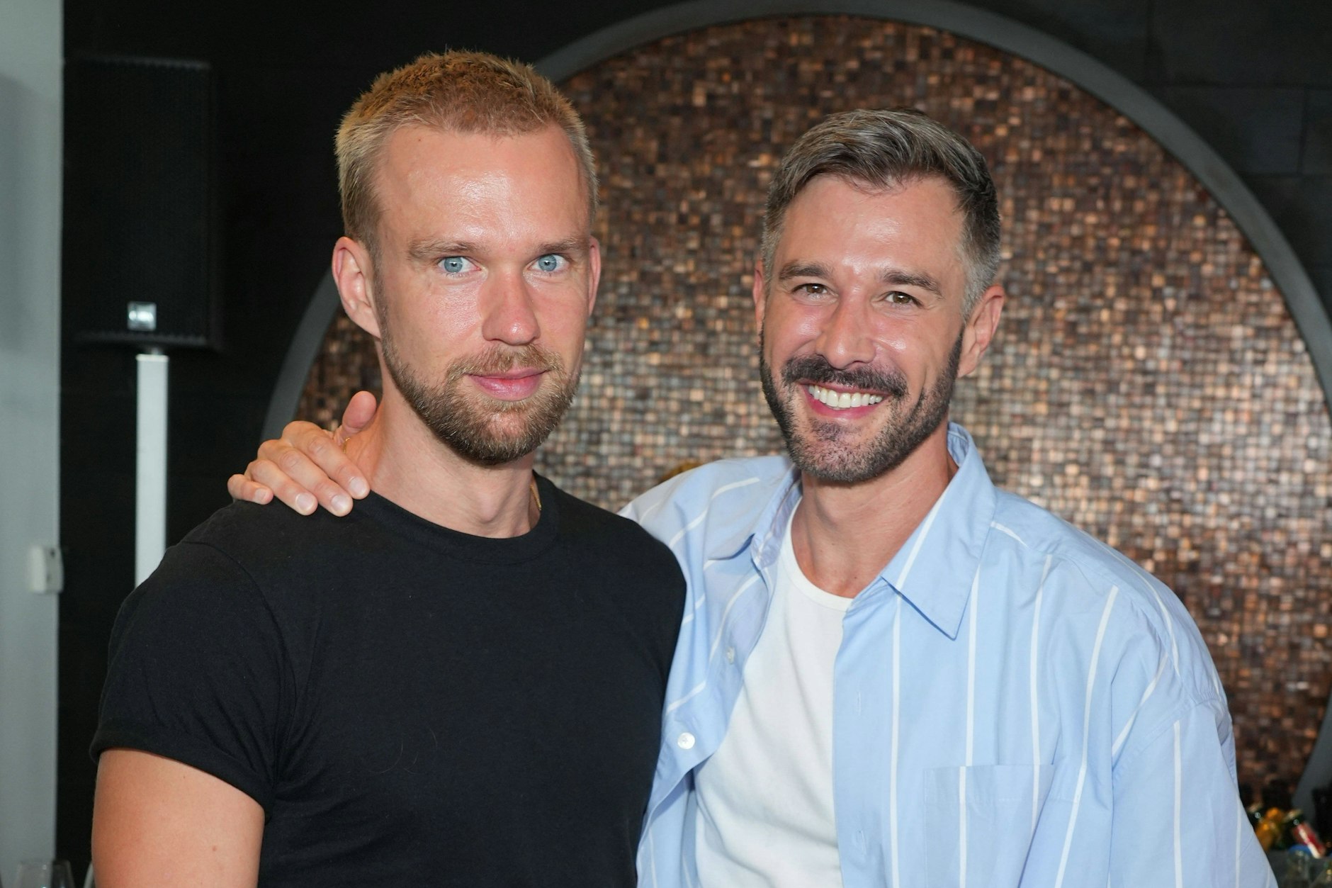 Jochen Schropp mit seinem Mann Norman im August 2023