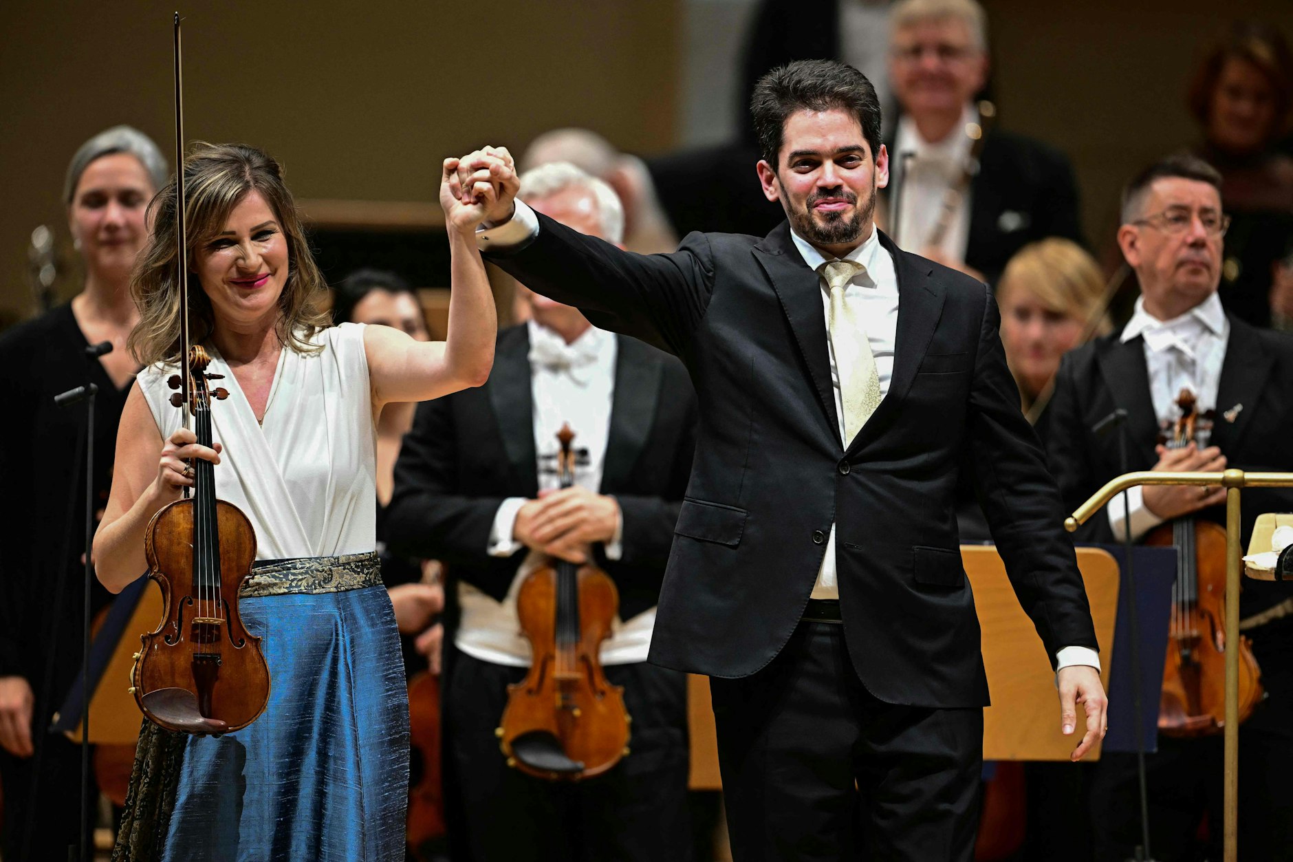 Die georgische Geigerin  Lisa Batiashvili (l.) und der israelische Dirigent Lahav Shani in Berlin