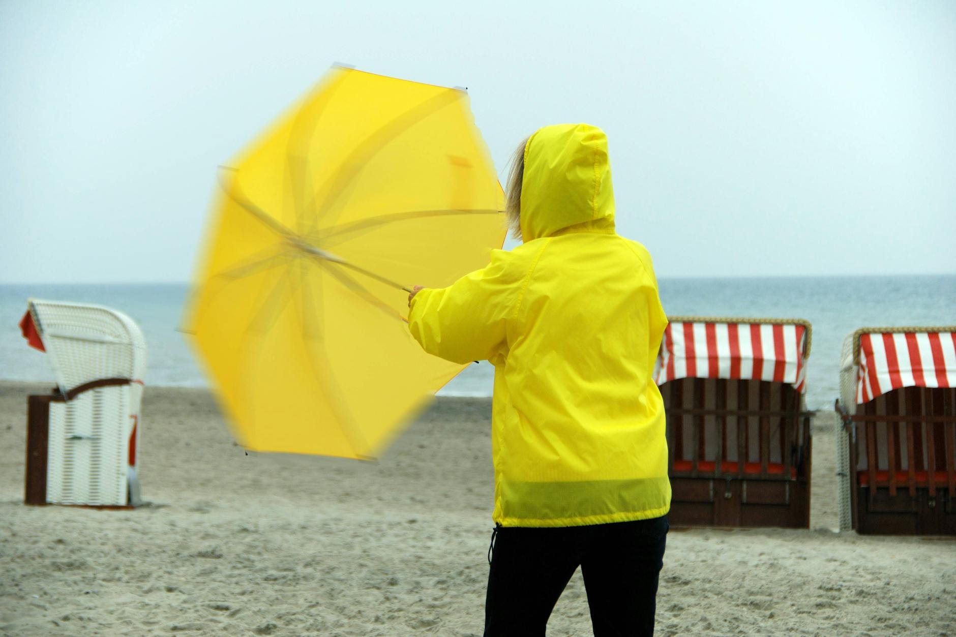 Vor allem im Norden Deutschlands wird es stürmisch, Urlauber an Nordsee und Ostsee müssen ungemütlichem Wetter trotzen.