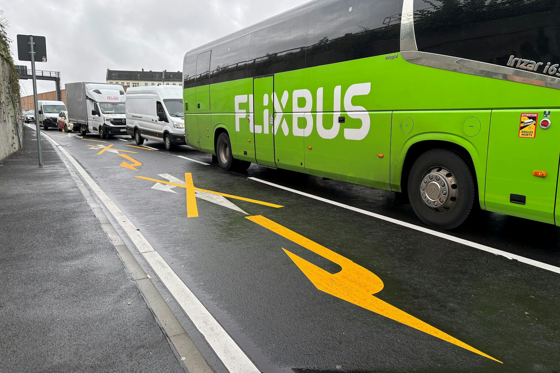 Stillstand am Nordende der Autobahn A100 in Treptow: An der Anschlussstelle Am Treptower Park wurde die rechte Spur für Rechtsabbieger reserviert. Der Verkehr stadteinwärts staut sich daneben.