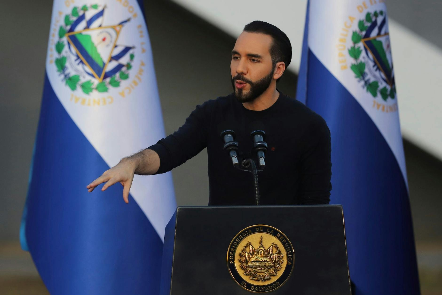 El Salvadors Präsident Nayib Bukele hält eine Rede.