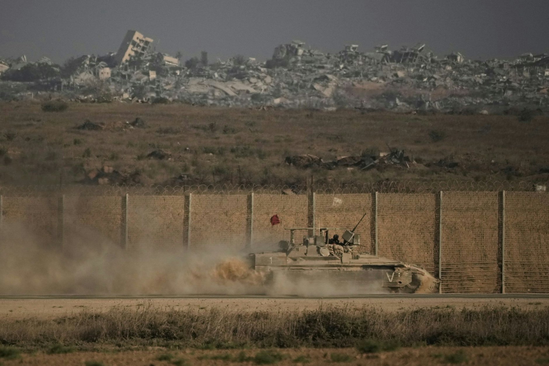 Ein israelisches gepanzertes Fahrzeug bewegt sich entlang der Grenze zwischen Israel und Gaza, vom Süden Israels aus gesehen.