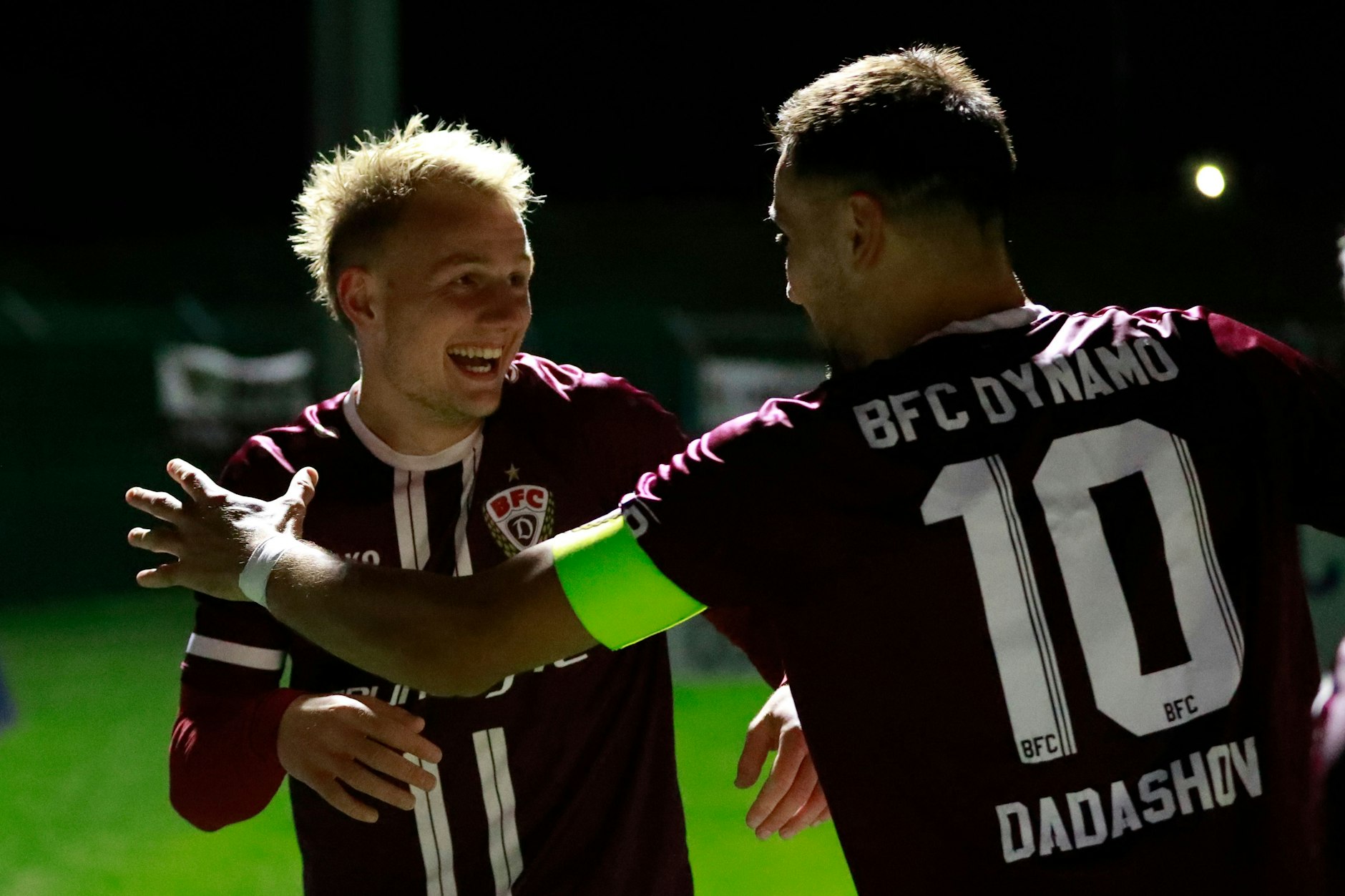 Willi Reincke (l.) feiert mit Rufat Dadashov sein 1:0 für den BFC Dynamo.
