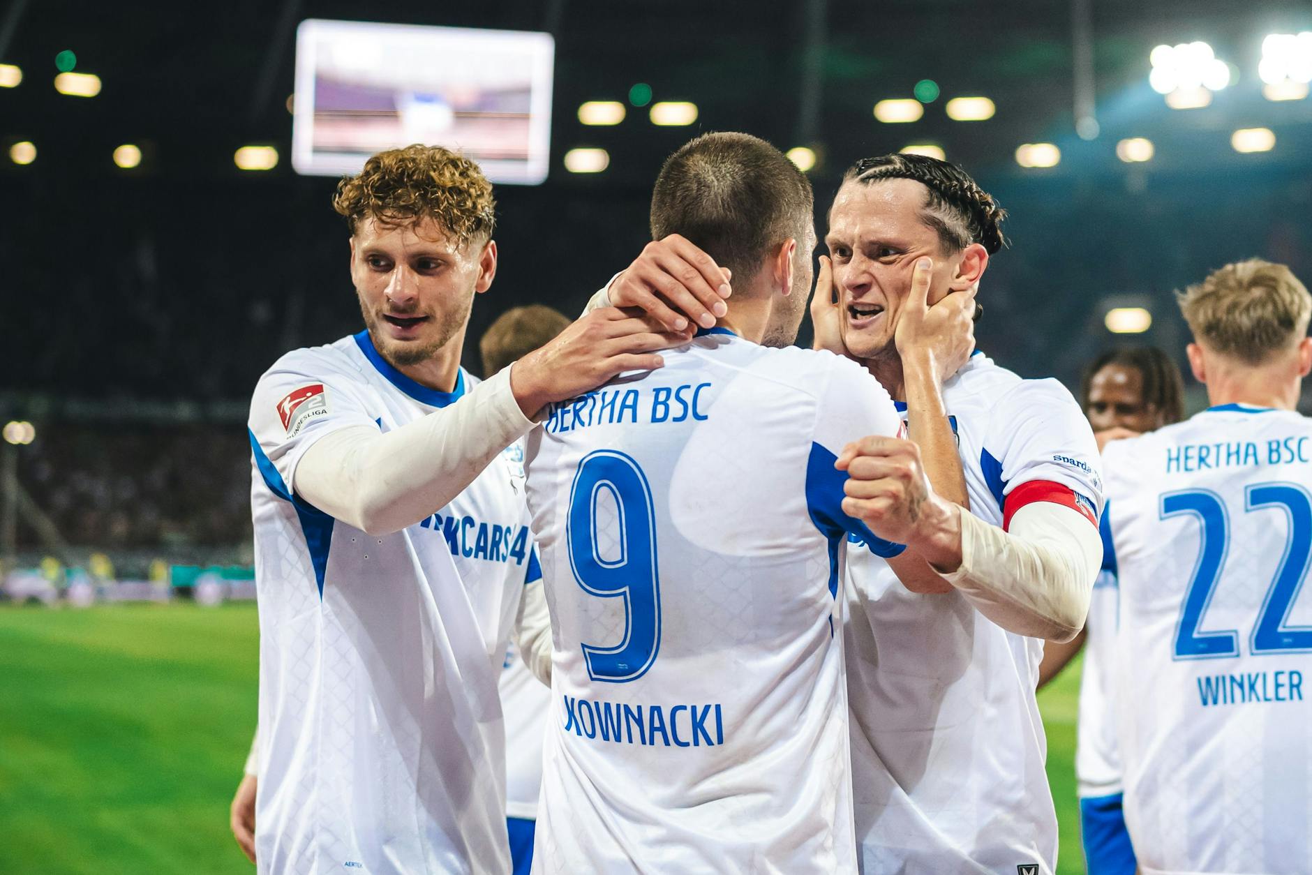 Wie das ganze Hertha-Team wirken (v.l.) auch Marton Dardai, Dawid Kownacki und Fabian Reese nach dem Sieg bei Hannover 96 mehr als befreit.