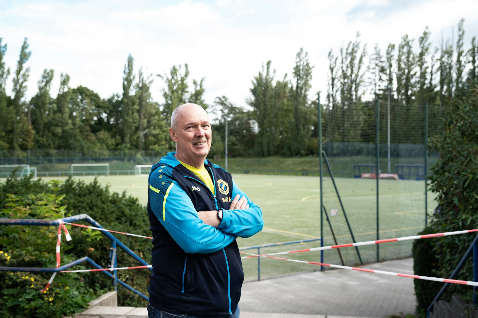 Ralf Engelmann steht vor dem gesperrten Fußballplatz des BFC Alemannia 1890 in Reinickendorf. Er wünscht sich eine bessere Kommunikation mit dem Bezirk.
