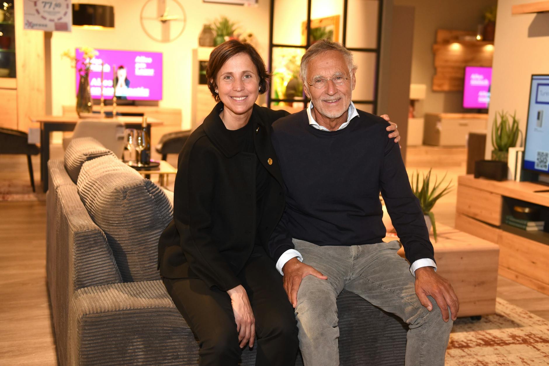 Kurt und Sonja Krieger im Möbel-Höffner Einrichtungshaus in Waltersdorf. „Wenn er da ist, ist er die Nummer eins“, sagt Sonja Krieger.