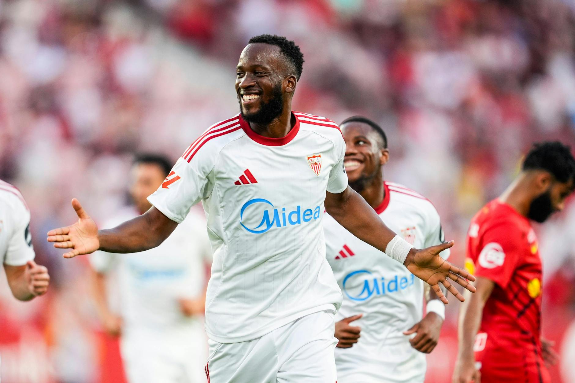 So schön wie hier im Trikot des FC Sevilla will Dodi Lukebakio bei Benfica Lissabon unter Neu-Trainer Jose Mourinho auch jubeln.