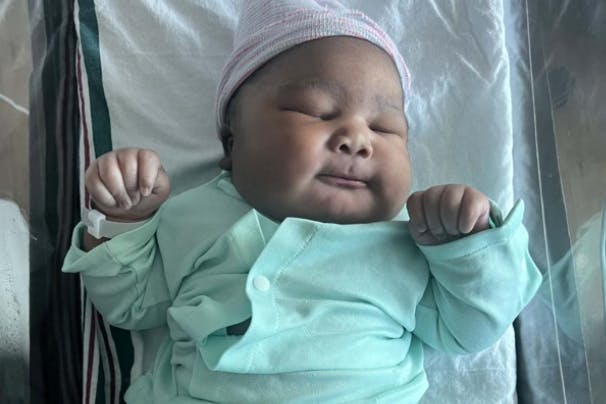 Das Krankenhaus in Florida, in dem das Baby mit mehr als sechs Kilo zur Welt kam, zeigt den Wonneproppen auf Facebook.