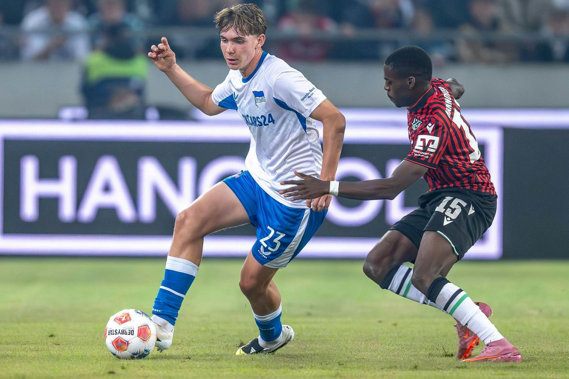 Herthas neues Juwel Kennet Eichhorn (l.) lässt Hannovers Noël Aséko nur zuschauen.