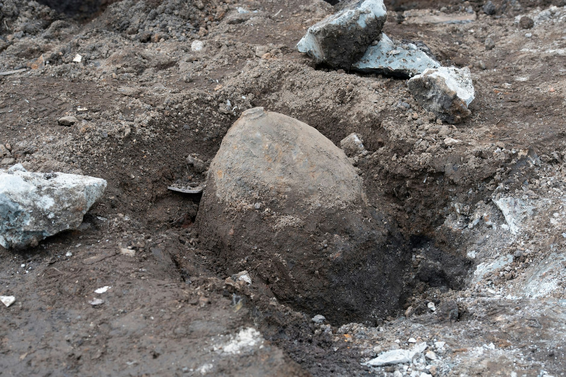 In Berlin werden im Intergrund immer wieder Bomben aus den Weltkriegen entdeckt. Hier: eine Fliegerbombe, die im Jahr 2022 in Friedrichshain gefunden wurde.
