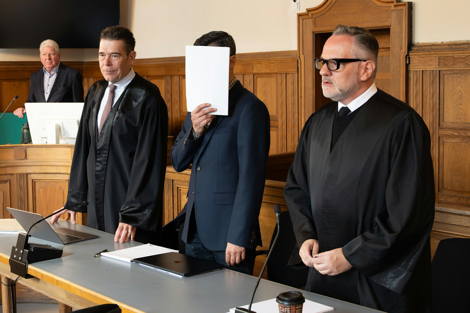 Der Angeklagte Erdem Y. (49) musste sich jetzt vor Gericht verantworten. Er schoss auf einen Mitarbeiter, der seinen Lohn forderte.