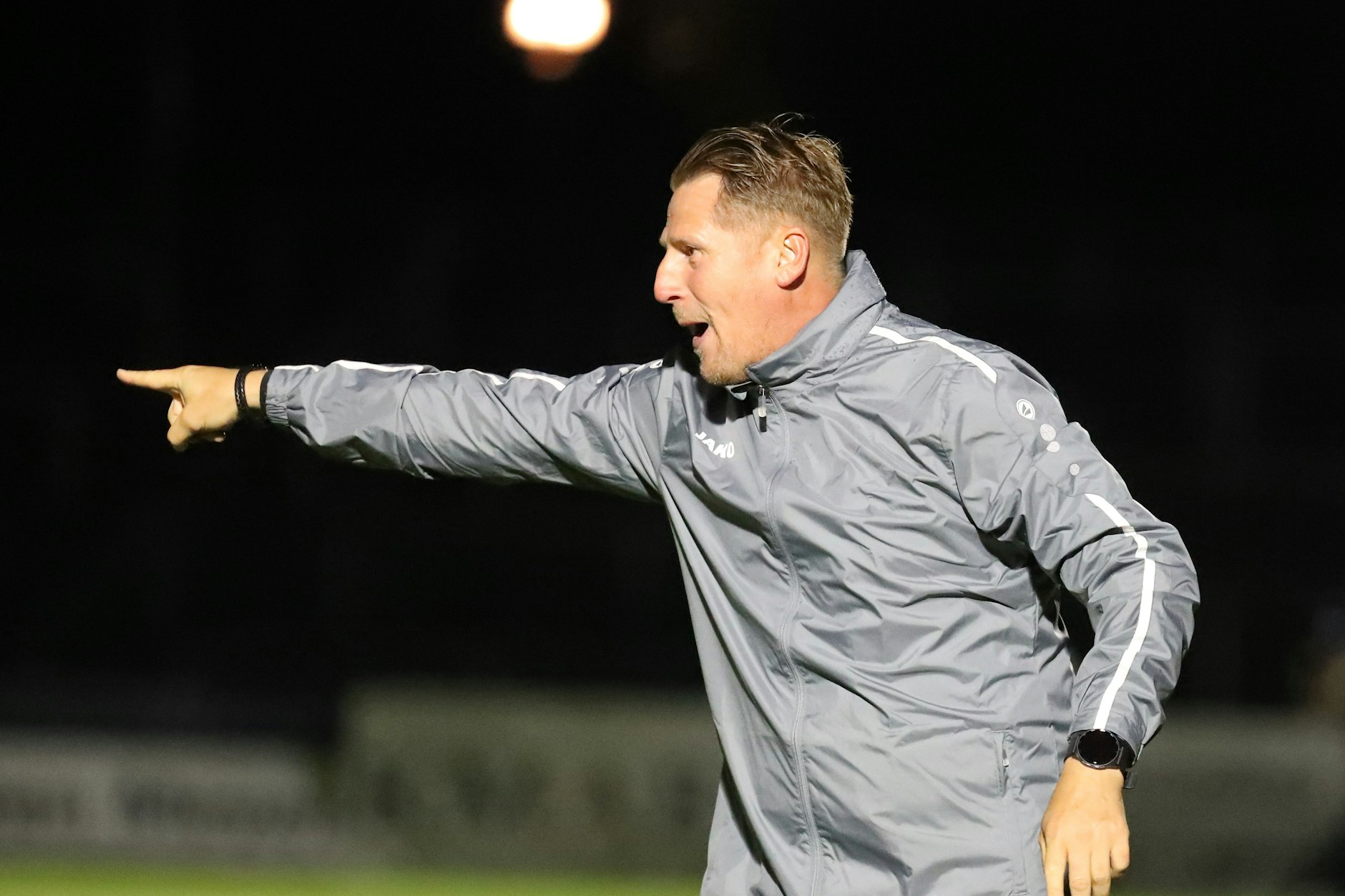 Glücklich ist, wer so einen Assistenten hat: BFC-Co-Trainer Sven Körner vertrat mit vollem Einsatz an der Linie Dynamo-Chefcoach Dennis Kutrieb.