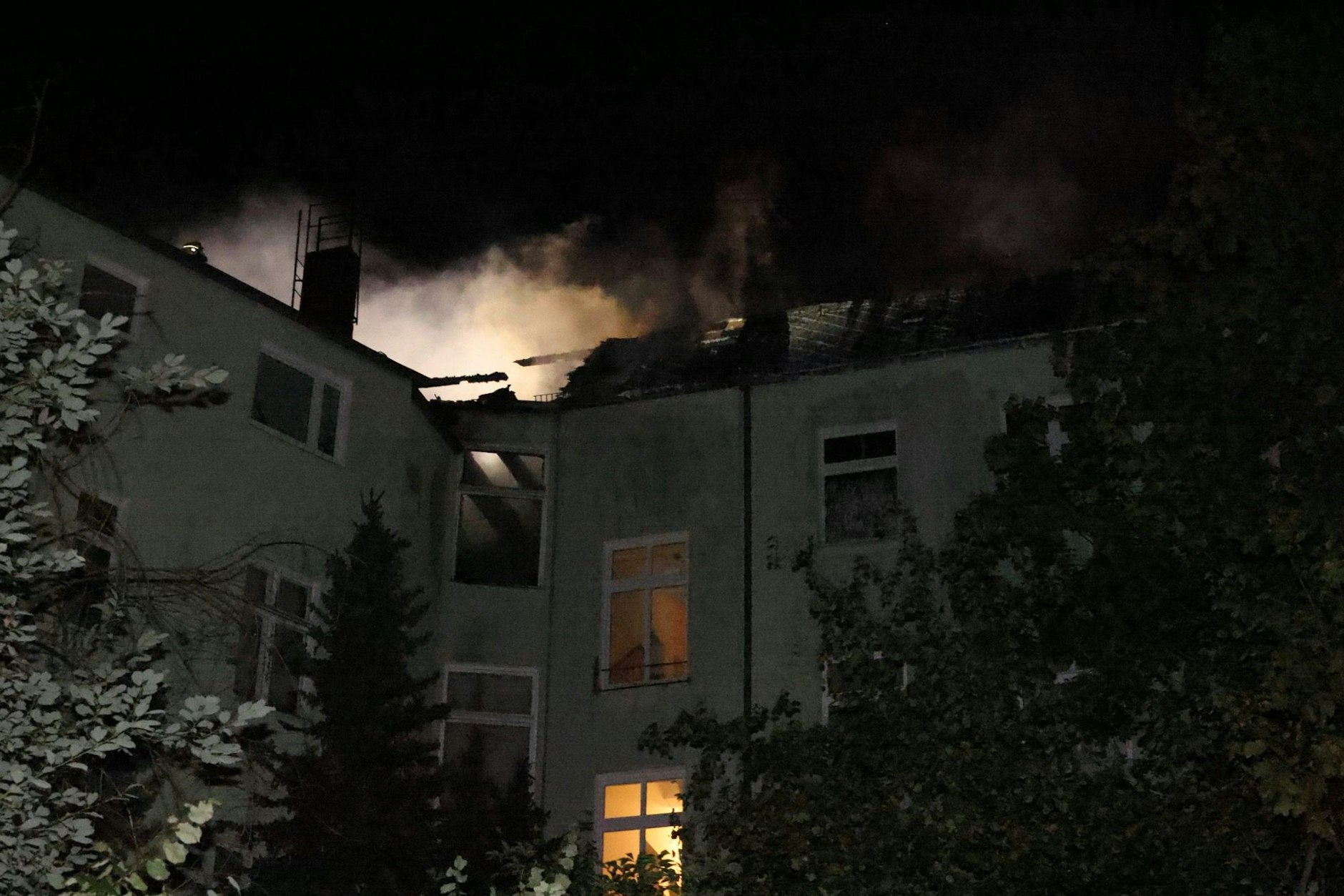 Der Dachstuhl steht in Vollbrand.