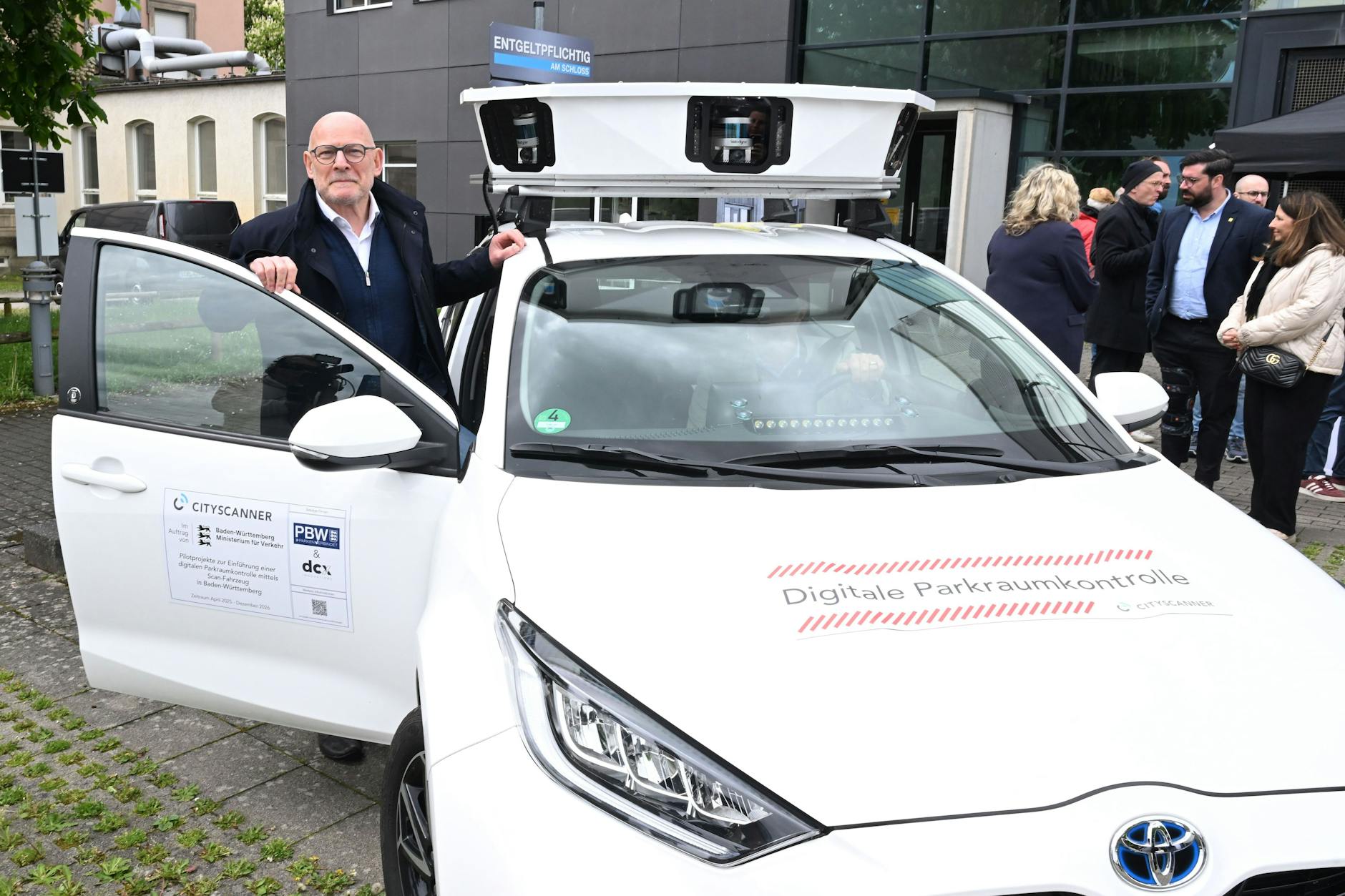 Baden-Württembergs Verkehrsminister Winfried Hermann (Bündnis 90/Die Grünen) präsentierte das Scan-Auto, das automatisch Parksünder registriert.