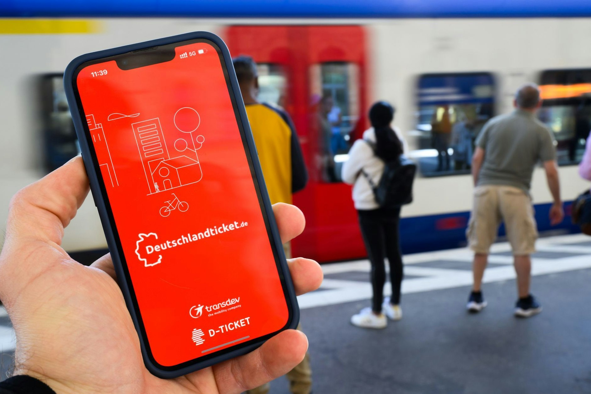 Über die App „deutschlandticket.de“ können Bahnreisende das Deutschlandticket digital kaufen und im öffentlichen Nahverkehr bundesweit nutzen.