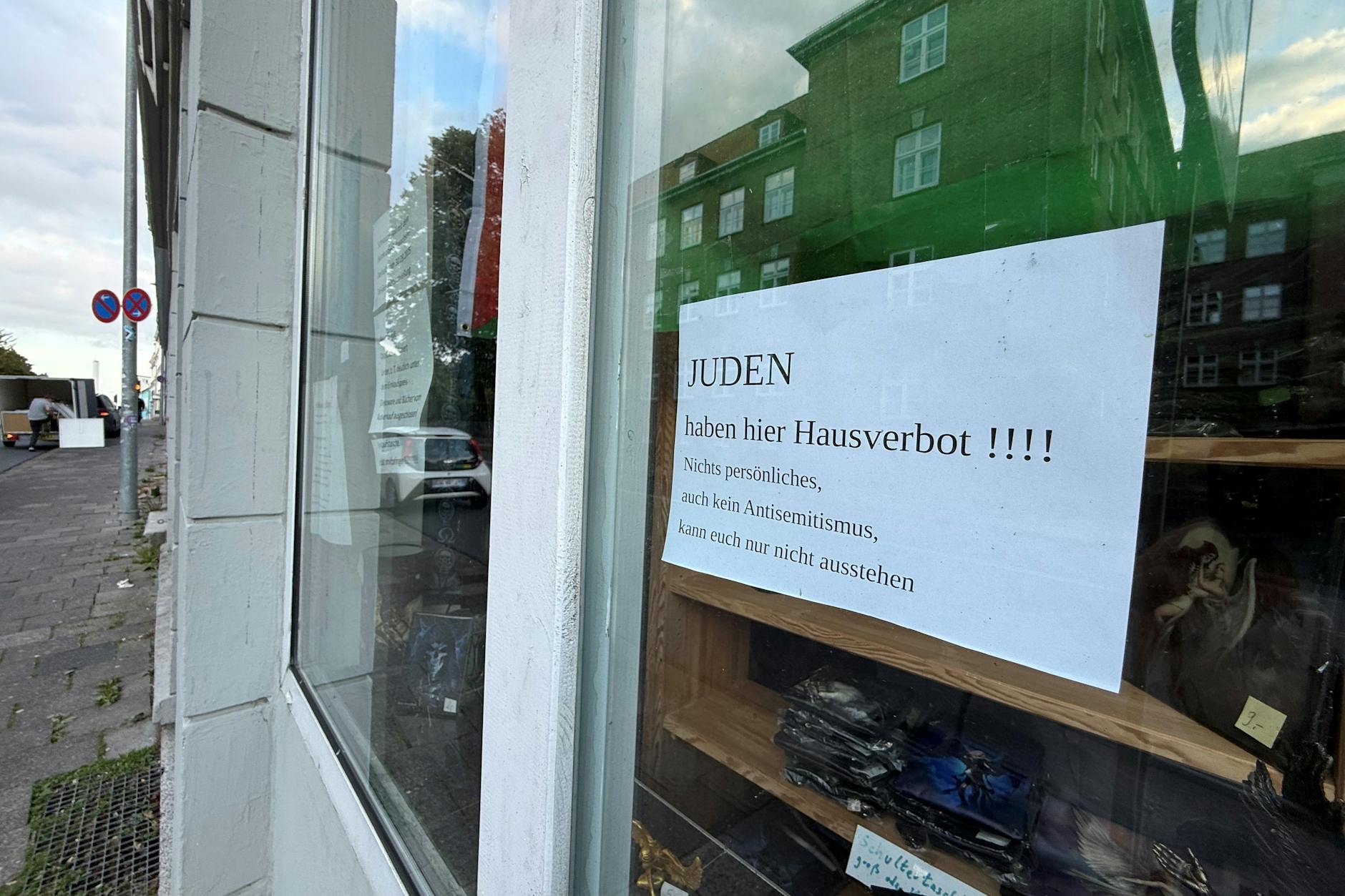 Der Aushang am Schaufenster eines Geschäfts in Flensburg sorgt für Empörung.