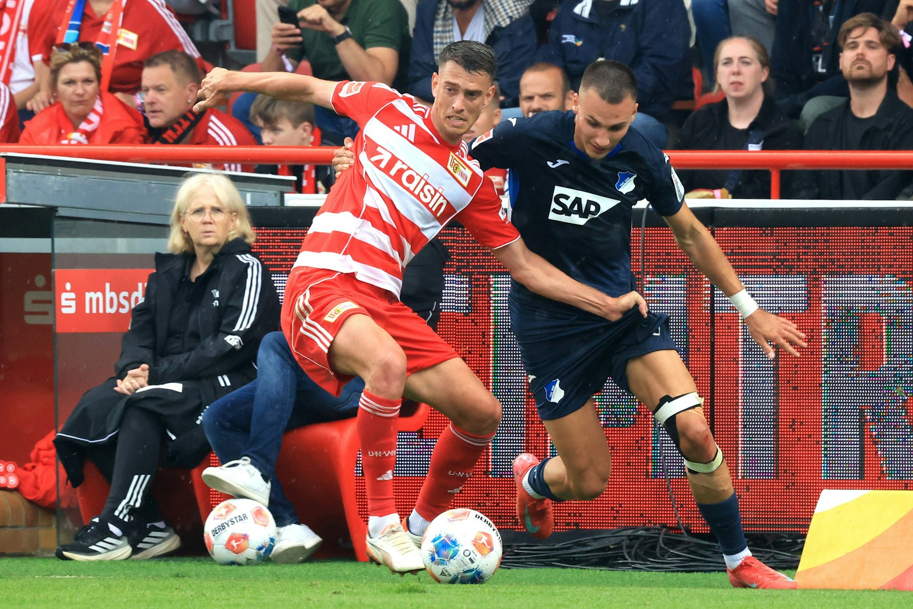 Janik Haberer, hier im Zweikampf mit Hoffenheims Tim Lemperle, traut dem 1. FC Union auch in Frankfurt viel zu. Erst recht, wenn Diogo Leite wieder mitmischt.