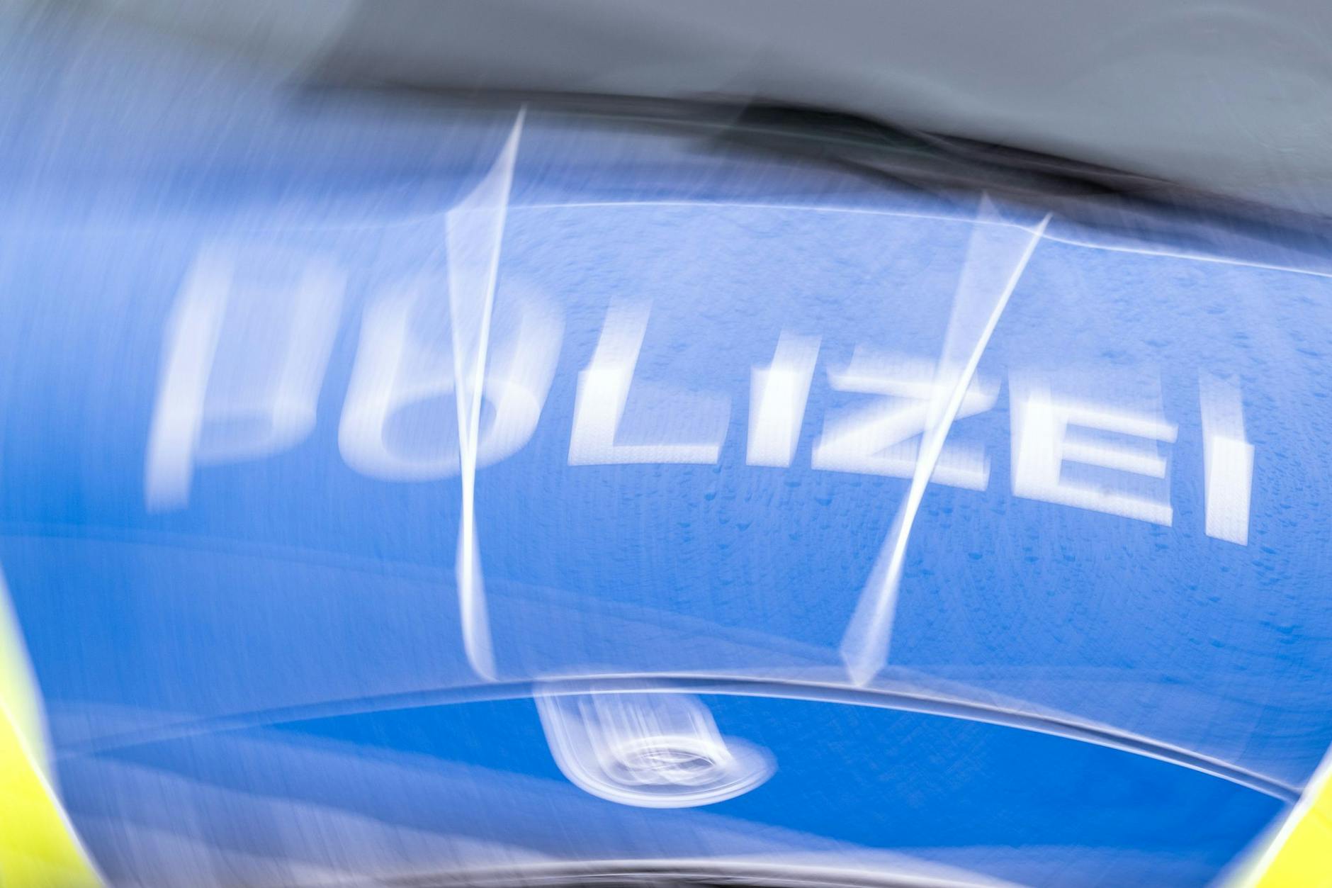 Die Polizei verfolgte den Radlader mit zwei Streifenwagen.
