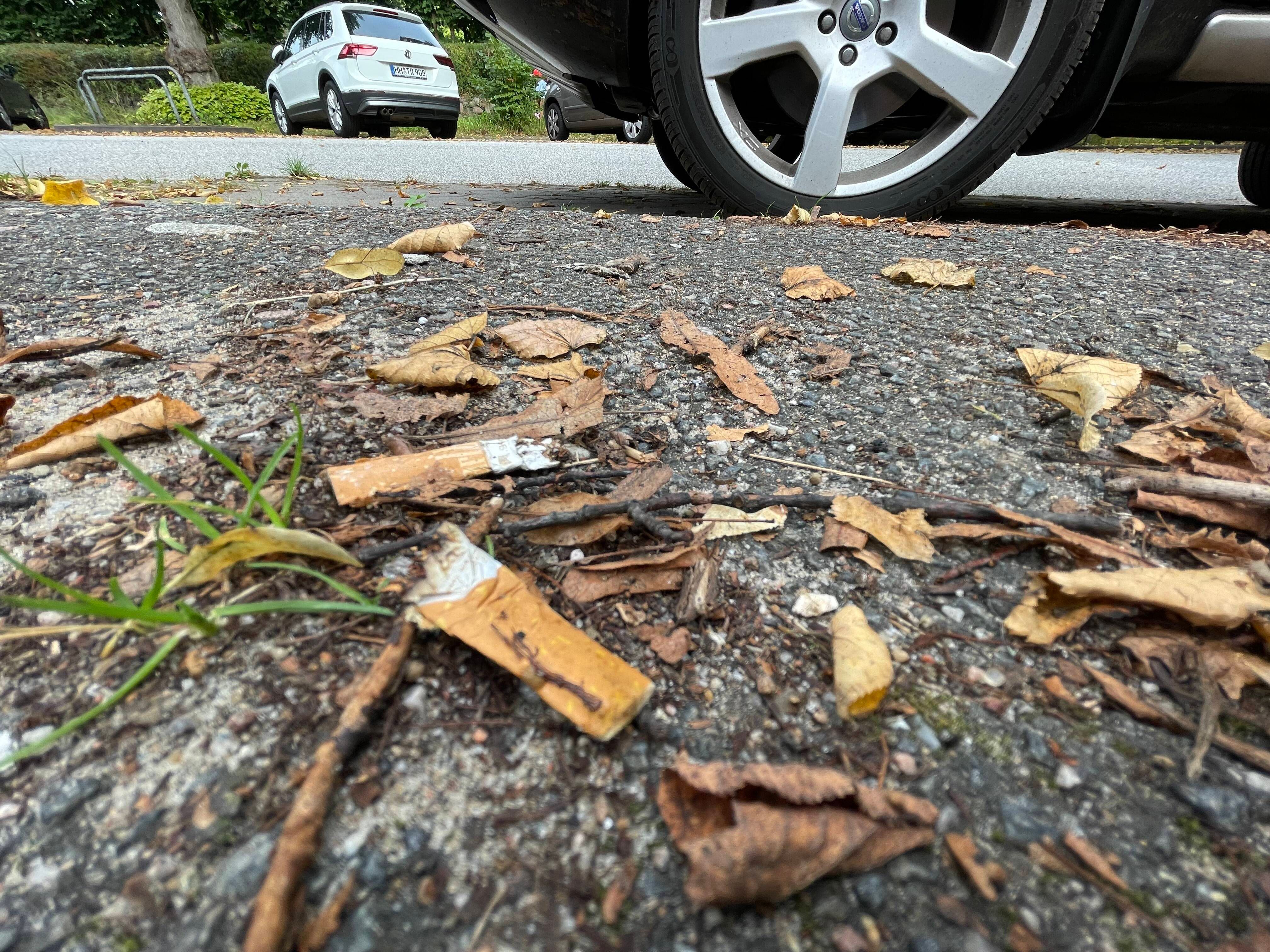 Achtung, Kippen-Kontrolle in Mitte! Wer seine Kippe wegschnipst, zahlt