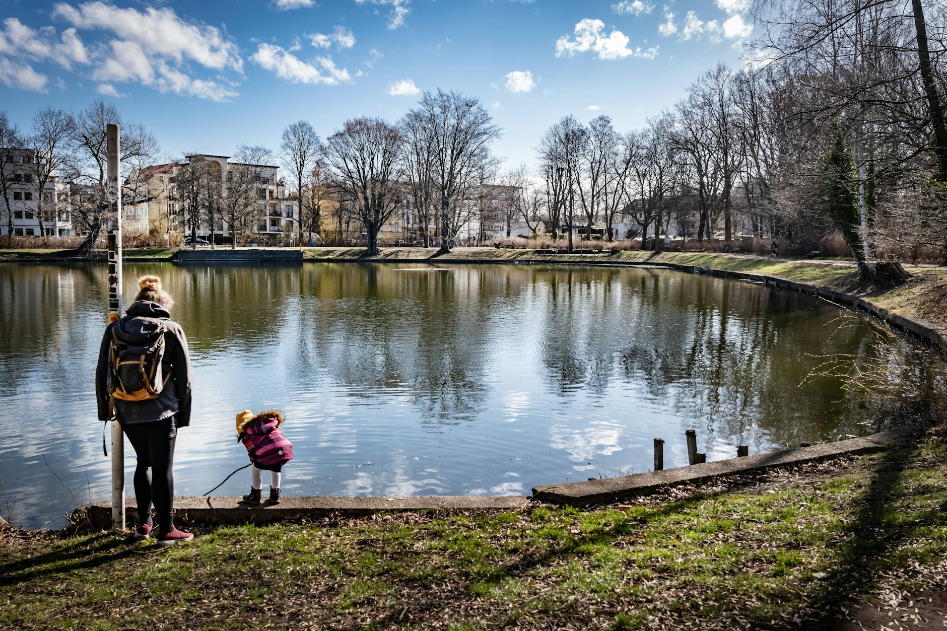 Am Wilhelmsruher See sind nach anderthalb Jahren umfangreiche Sanierungsarbeiten beendet. Die Anwohner können ihren Park bald wieder nutzen.