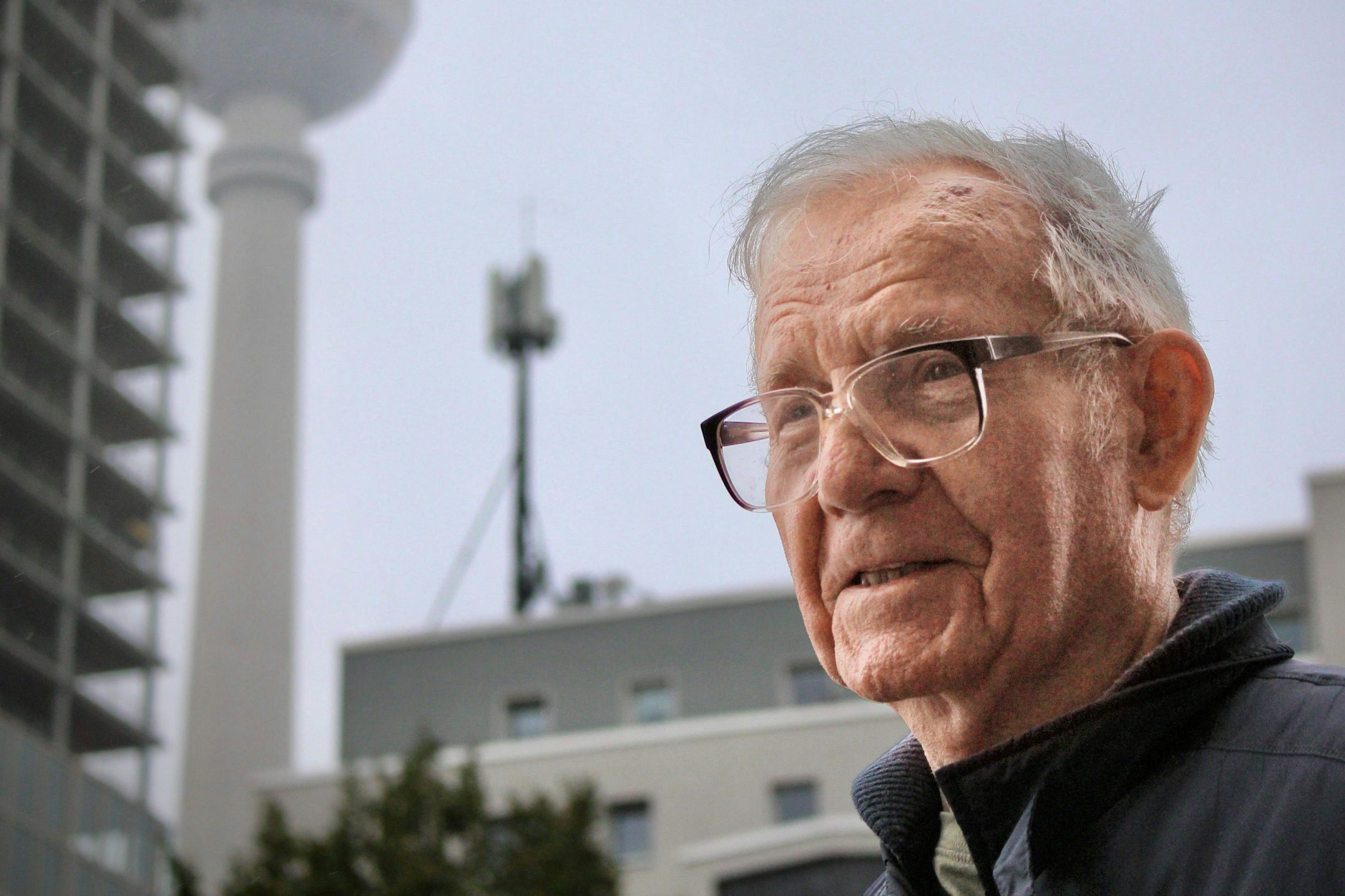 Wolkenkratzer nimmt Sicht auf Fernsehturm: „Das ist eine Schande!“, sagt Hermann Habich (86), der zu den ersten Arbeitern gehörte, die den Fernsehturm 1965 aufbauten.