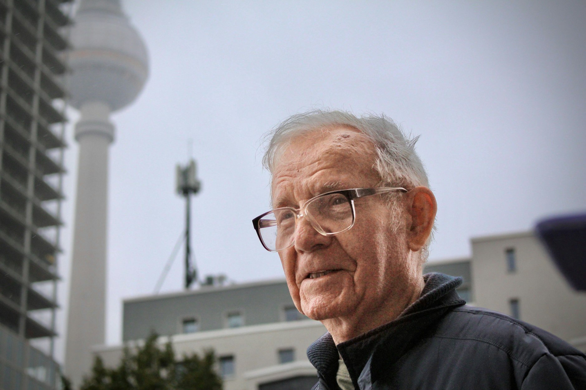 Wolkenkratzer nimmt Sicht auf Fernsehturm: „Das ist eine Schande!“, sagt Hermann Habich (86), der zu den ersten Arbeitern gehörte, die den Fernsehturm 1965 aufbauten.
