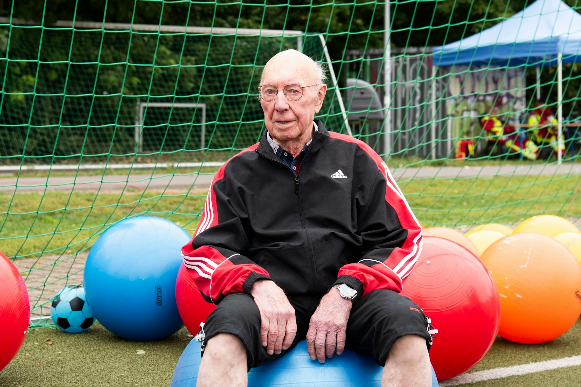 Günter Böge (94) ist zum ersten Mal beim Seniorensportfest dabei und hat sich vorgenommen, alles einmal auszuprobieren.