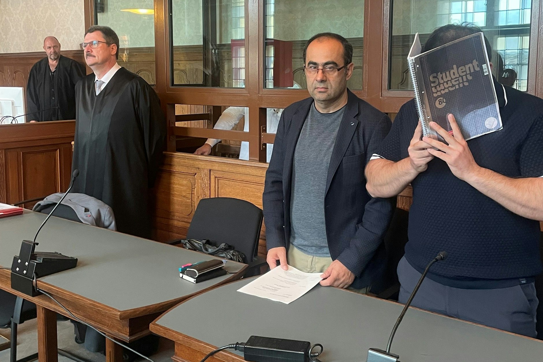 In Berlin mussten sich die mutmaßlichen Autoknacker (vorn rechts und hinten im Glaskasten) nun vor Gericht verantworten.