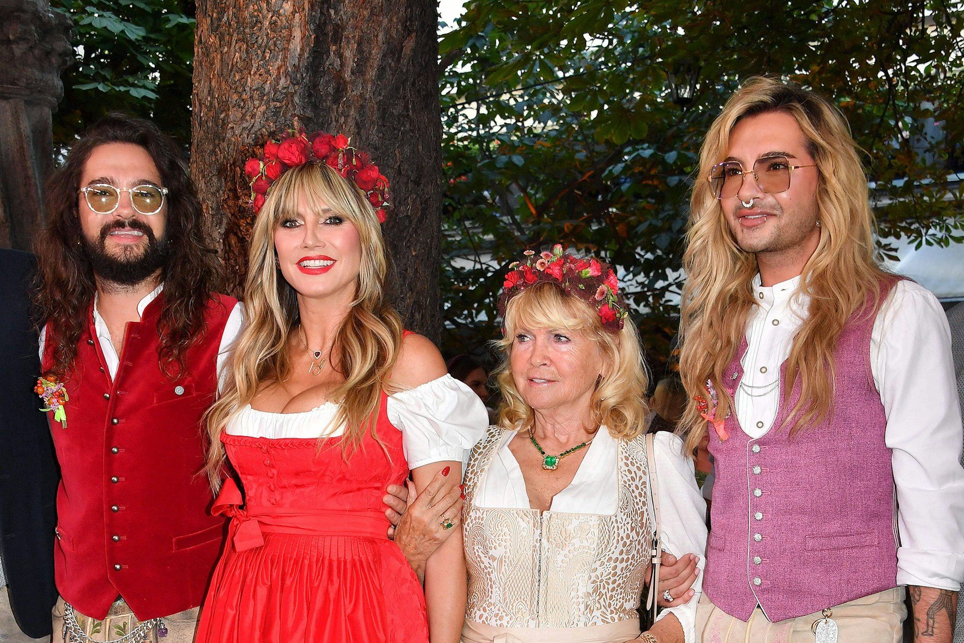 Tom Kaulitz, Heidi Klum, Erna Klum und Bill Kaulitz bei ihrem HeidiFest im Hofbräuhaus in München.