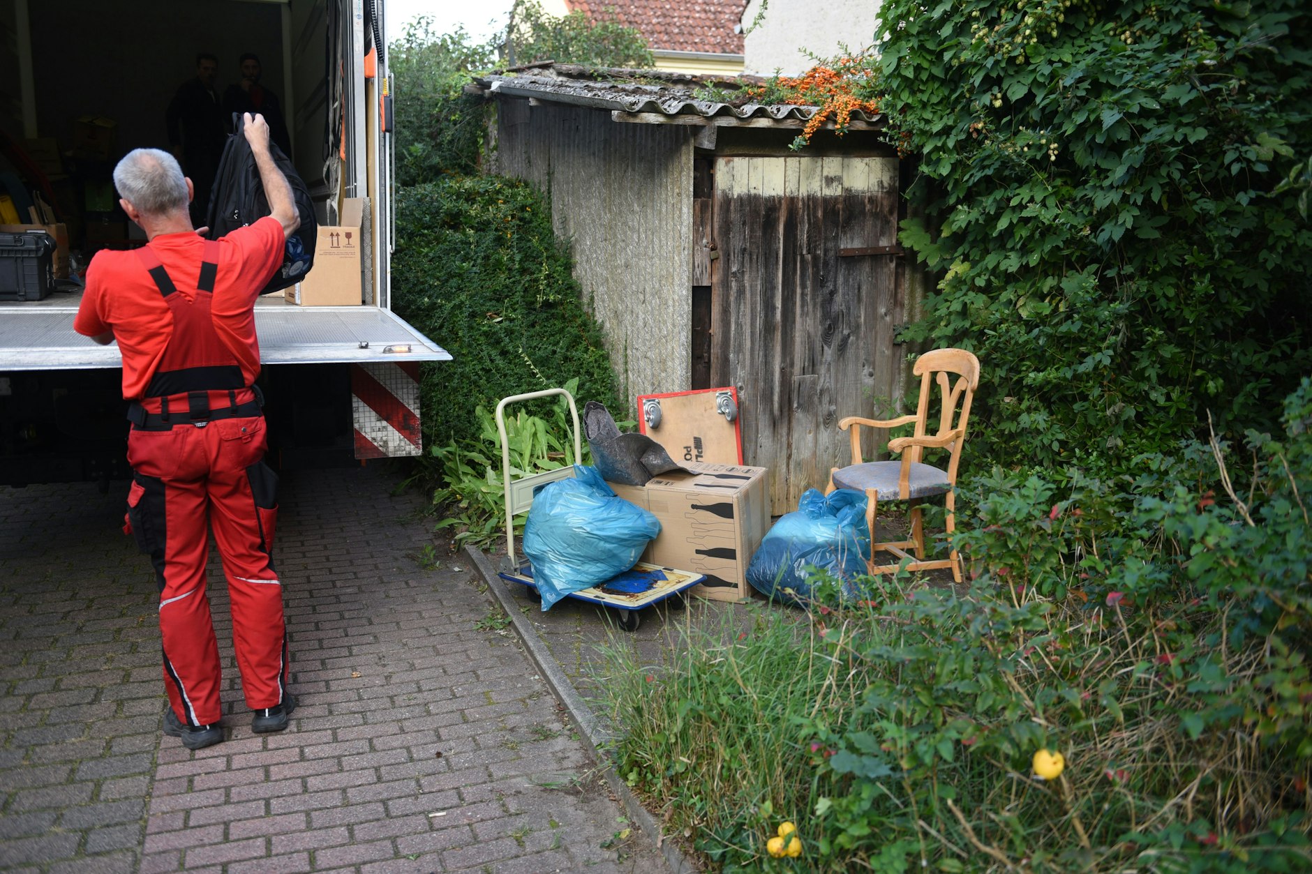 Zwangsräumung bei Ex-Minister Günther Krause. Die Möbelpacker walten ihres Amtes ...