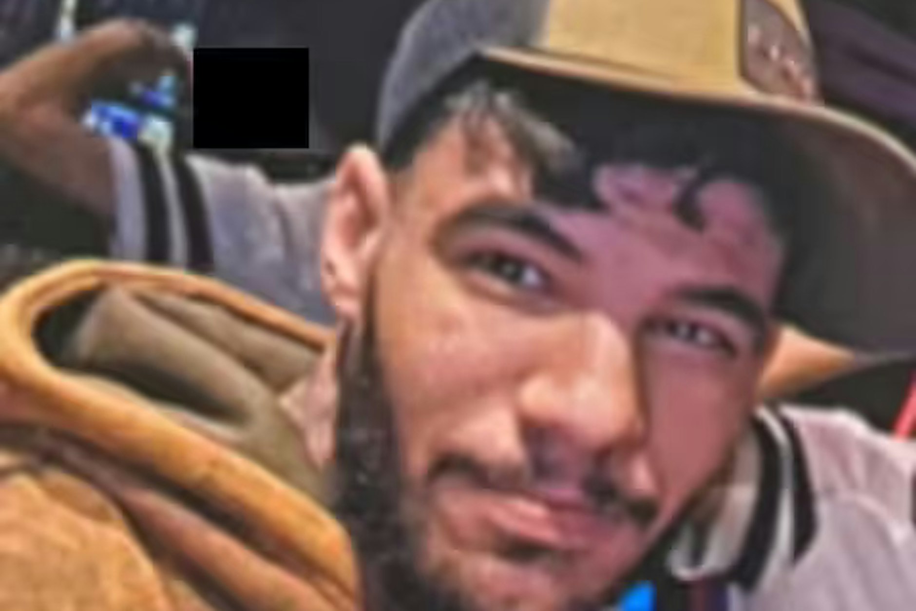 Die Berliner Polizei sucht diesen etwa 30-jährigen Mann.