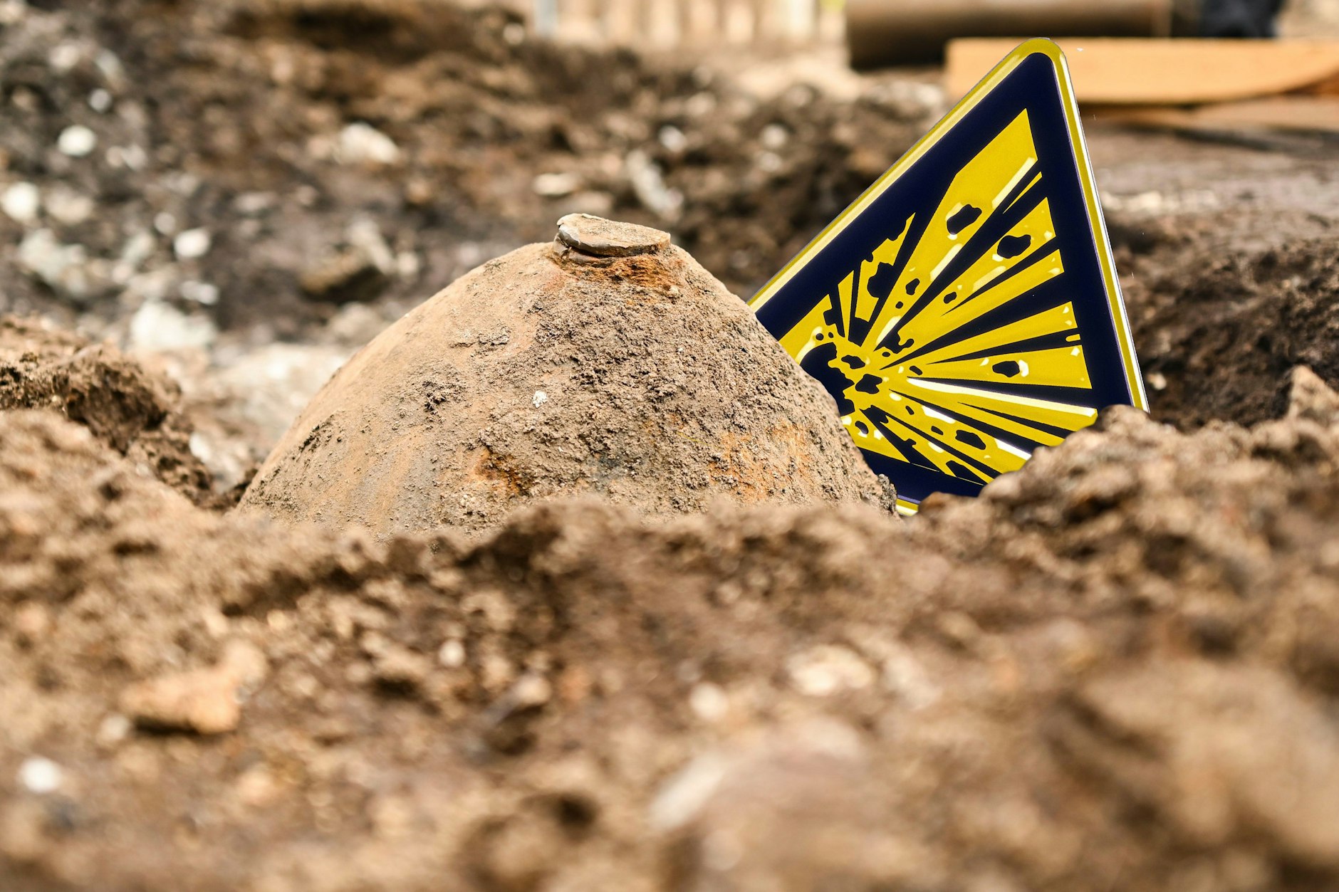 Überall im Berliner Untergrund lauern Bomben aus dem Zweiten Weltkrieg. Sie kommen bei Bauarbeiten ans Tageslicht - wie hier, im August 2022, in der Laskerstraße.