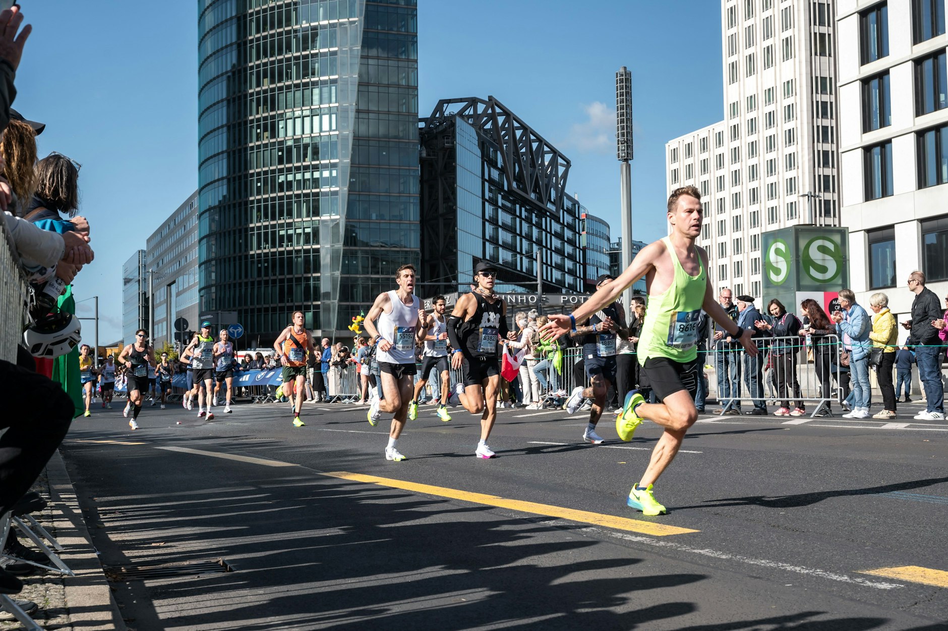Läufer beim Berlin-Marathon 2024: Auch am Sonntag ist ideales Laufwetter angekündigt – sonnig bis 27 Grad.