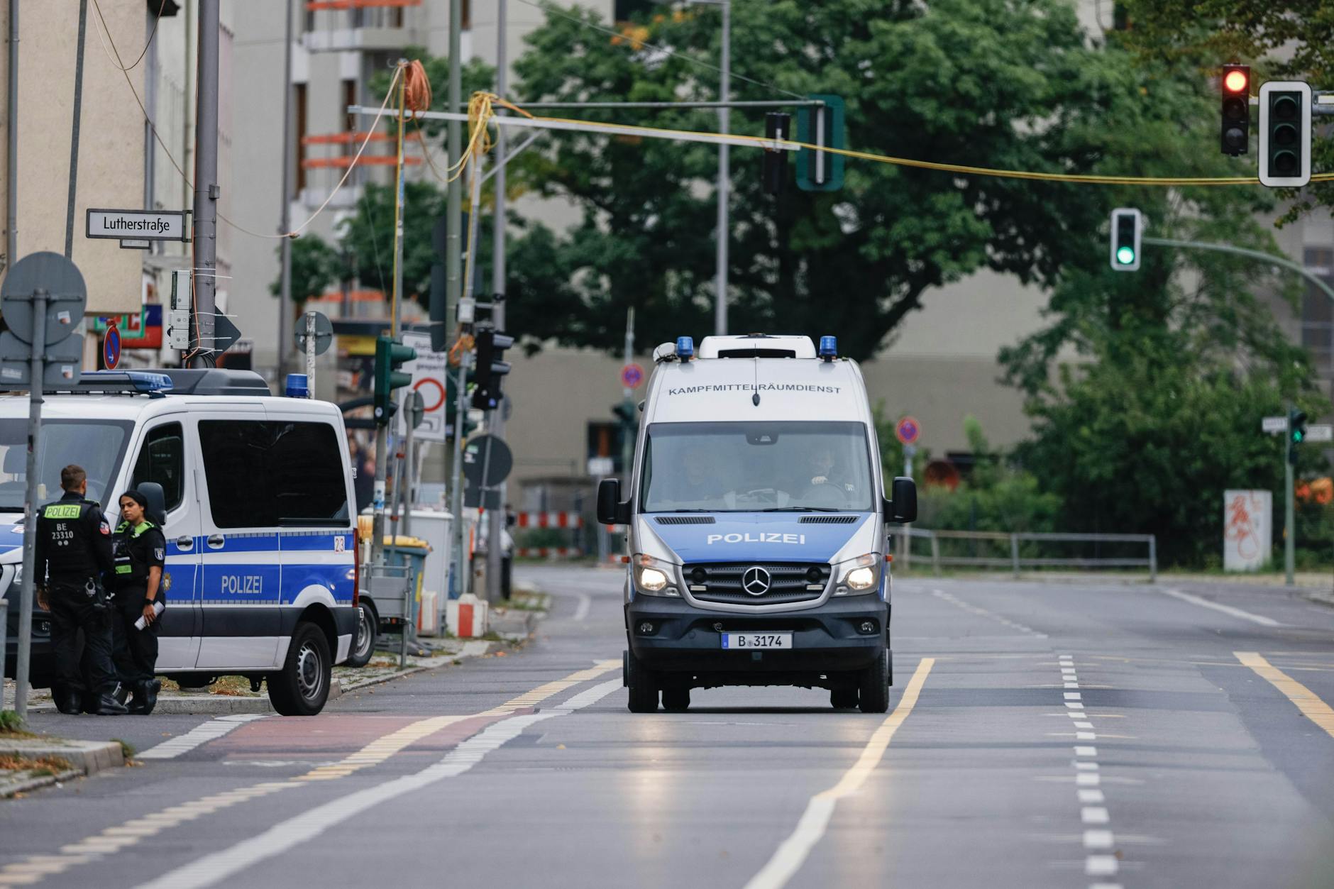 Spandau: Einsatzkräfte der Polizei sichern den Bereich um den Fundort einer Weltkriegsbombe.