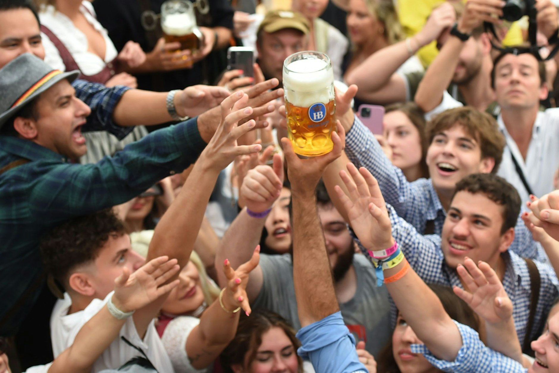 Wenn alle trinken, klingelt es beim Wirt in der Kasse: „Ein Prosit der Gemütlichkeit“ gehört auch deshalb zu den am meisten gespielten Liedern auf dem Oktoberfest.