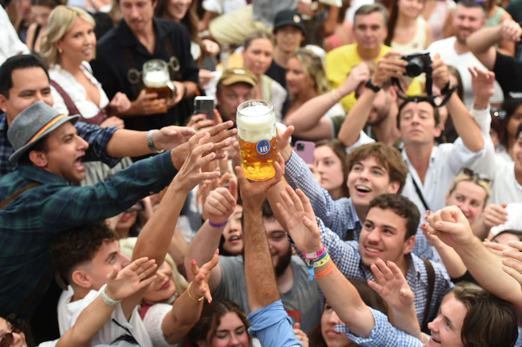 Irres Oktoberfest: Was verdient ein Wirt, wenn alle einen Schluck trinken?