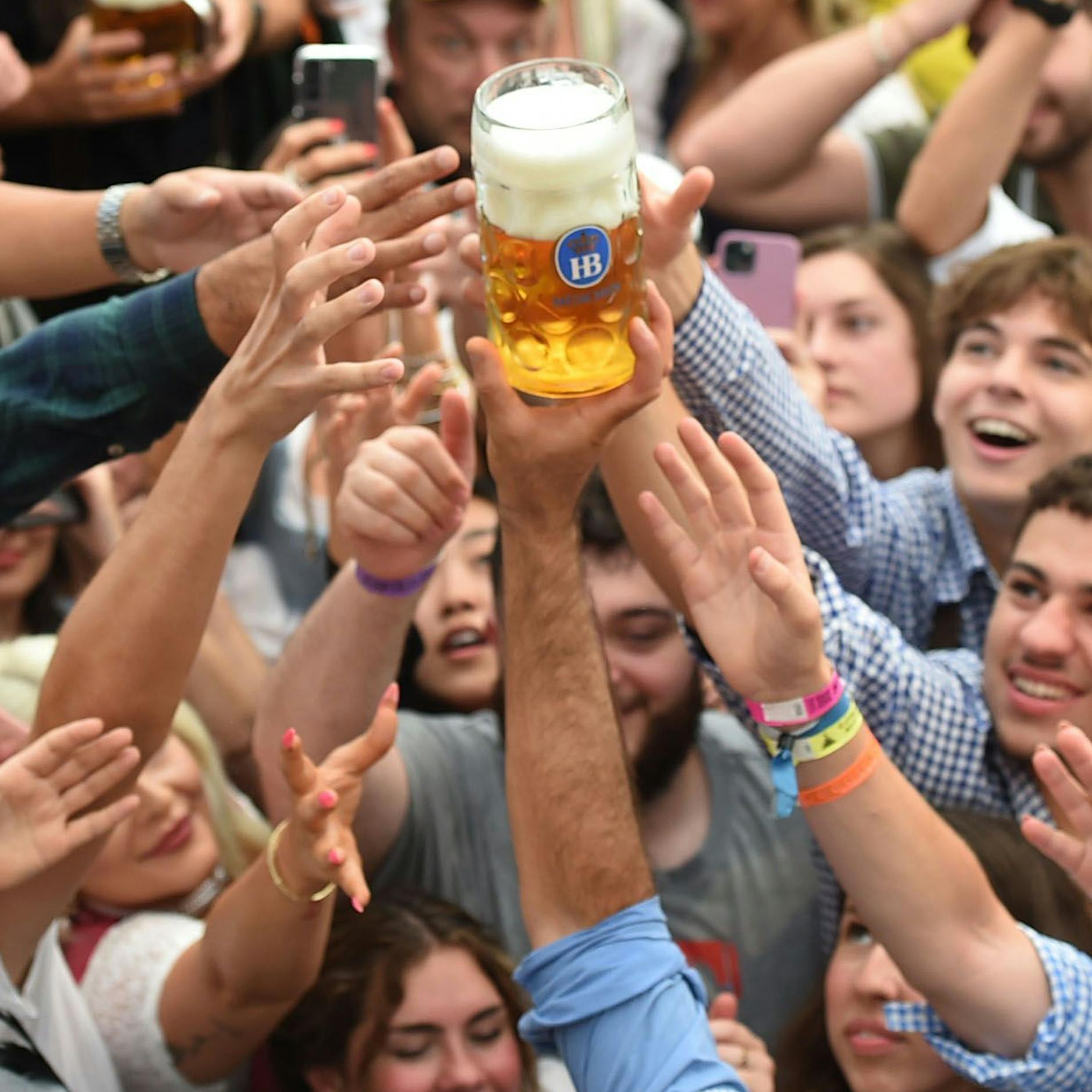 Irres Oktoberfest: Was verdient ein Wirt, wenn alle einen Schluck trinken?