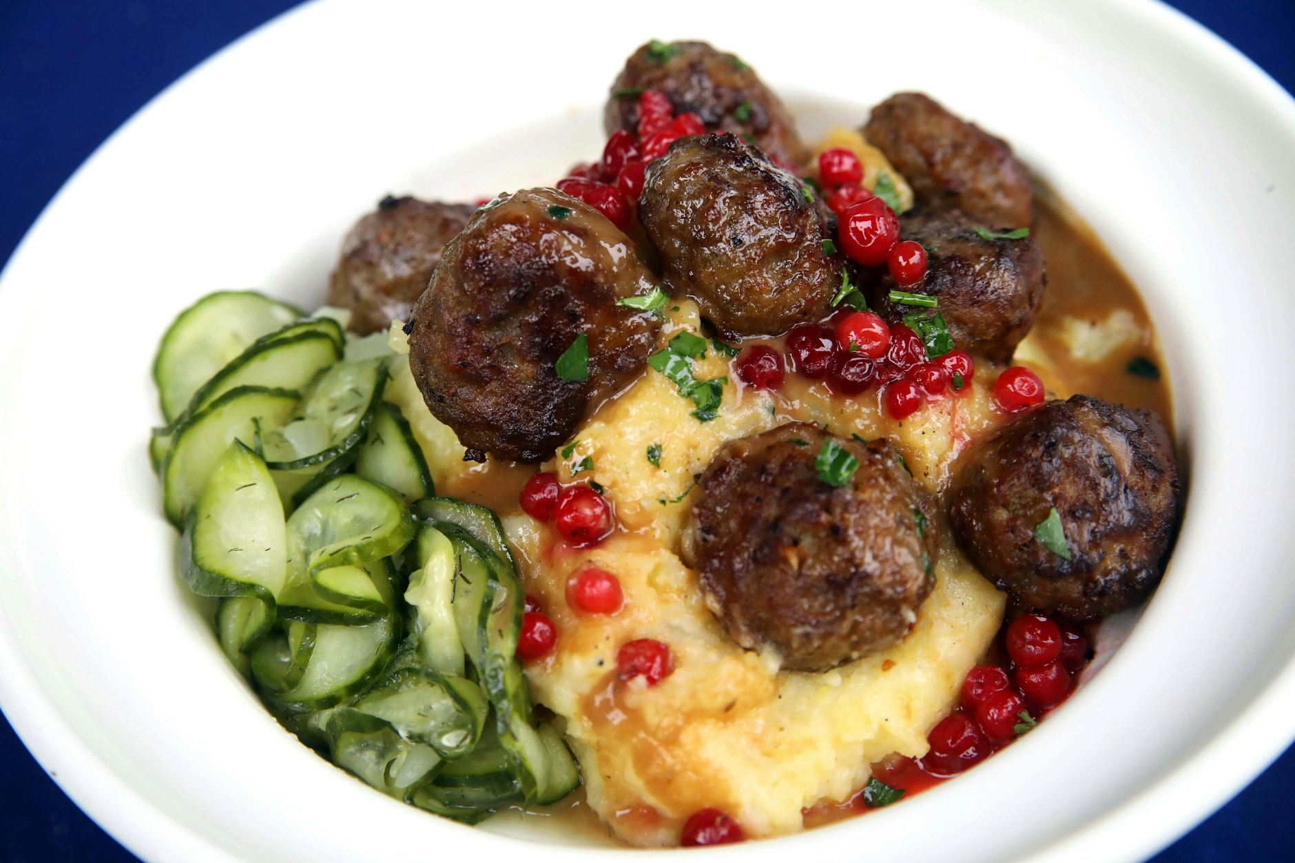 Köttbullar mit klassischer brauner Soße – dazu Kartoffeln, ob schlicht gekocht oder als cremiges Püree.
