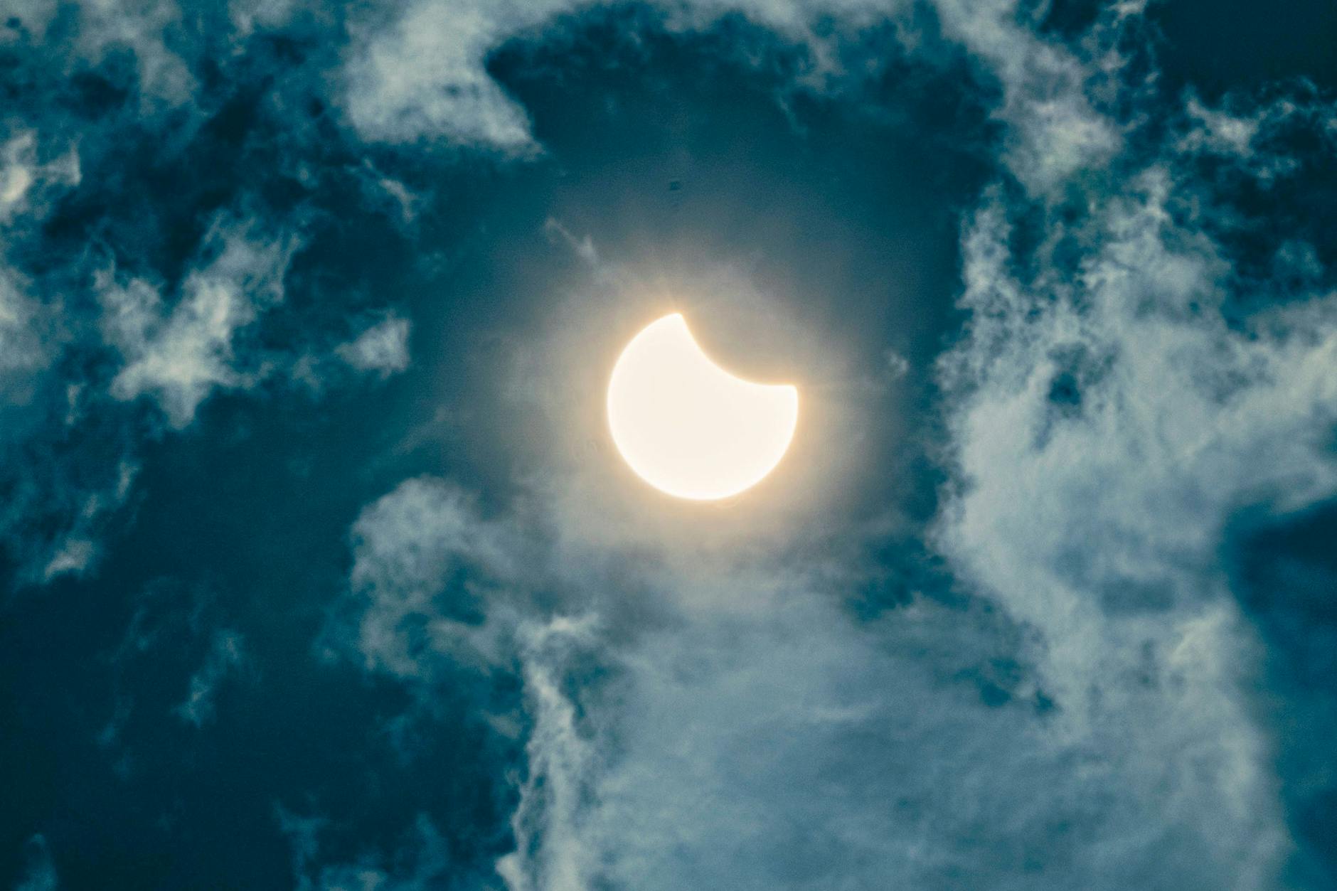 Morgen ist es soweit: Der Neumond verdunkelt in manchen Teilen der Erde die Sonne.