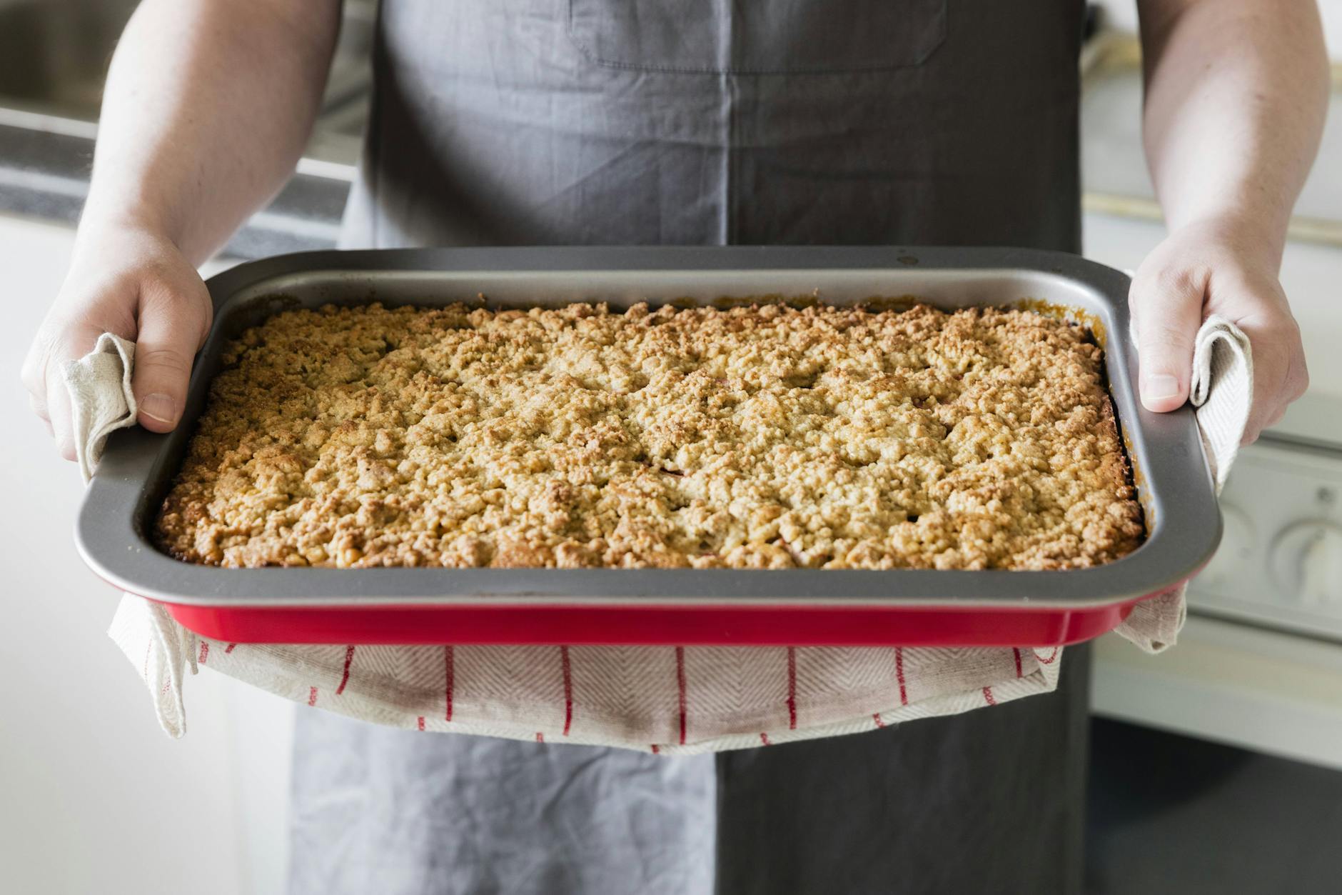 Lust auf Streuselkuchen? Am Sonntag treten drei Gourmet-Köche und drei Mütter bei der ersten Streuselkuchen-Meisterschaft gegeneinander an.