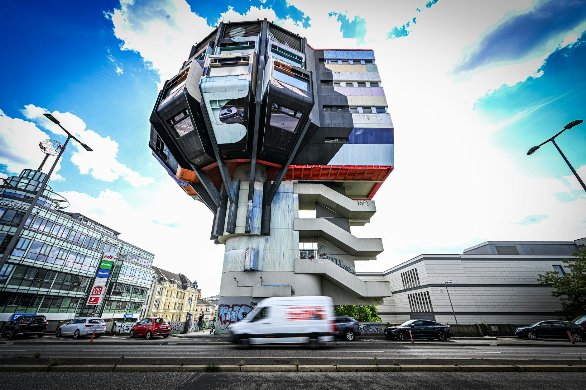 Der Bierpinsel im Berliner Stadtteil Steglitz. Die Joachim-Tiburtius-Brücke am markanten Turm wird gesperrt.