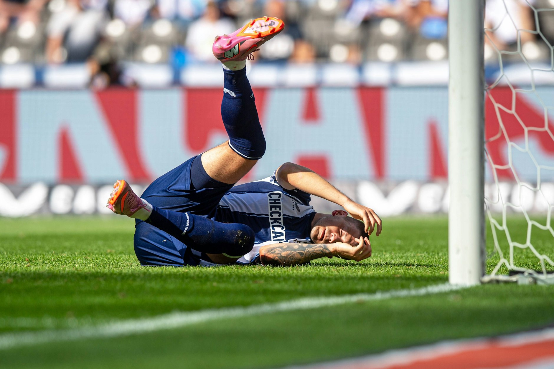 Dawid Kownacki von Hertha BSC am Boden. Die Berliner kassierten am Samstag ein 0:2.